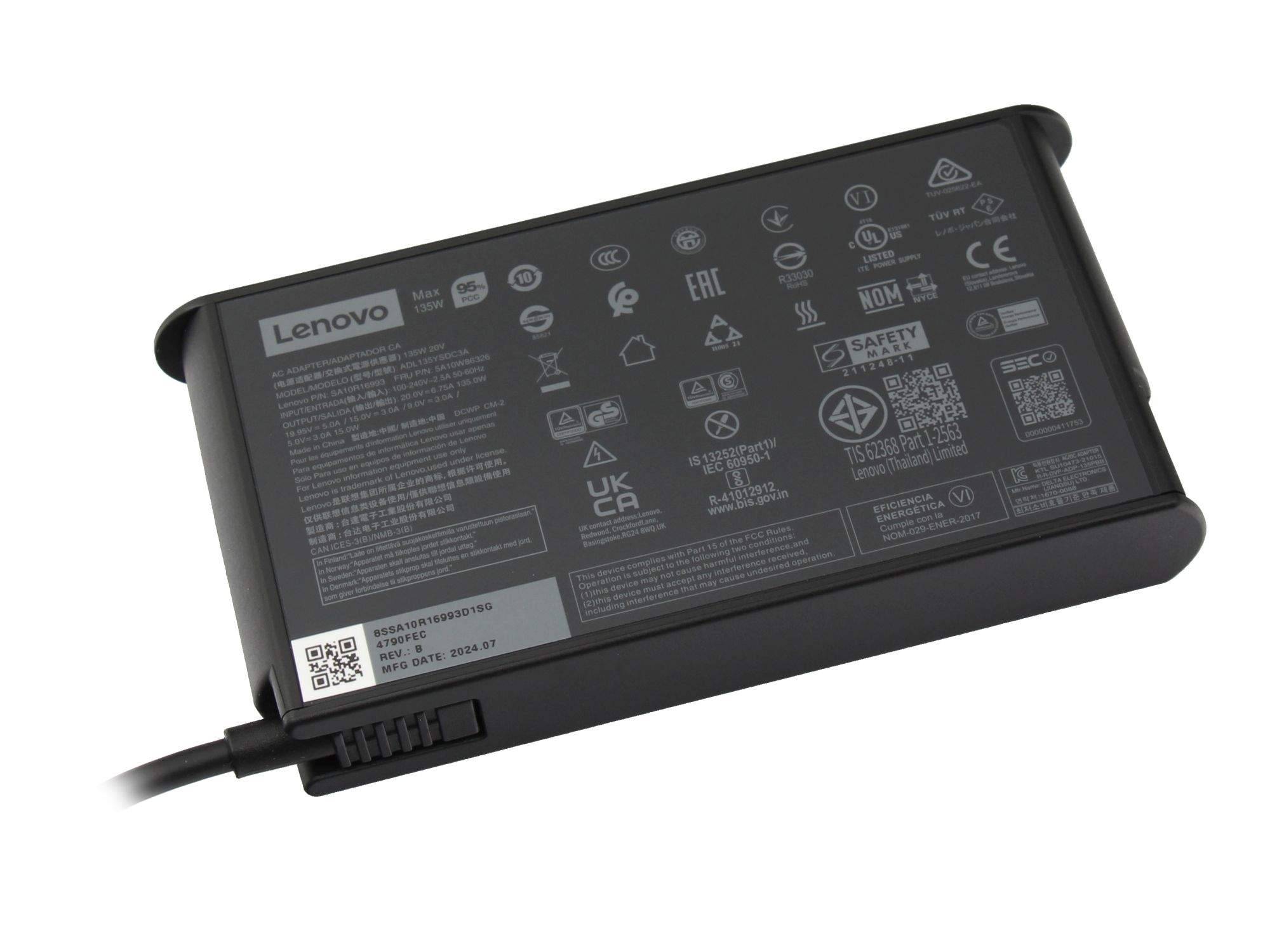 Lenovo Laptop-Netzteil mit angeschlossenem Kabel, dargestellt auf weißem Hintergrund mit sichtbaren Zulassungsetiketten und Sicherheitssymbolen.