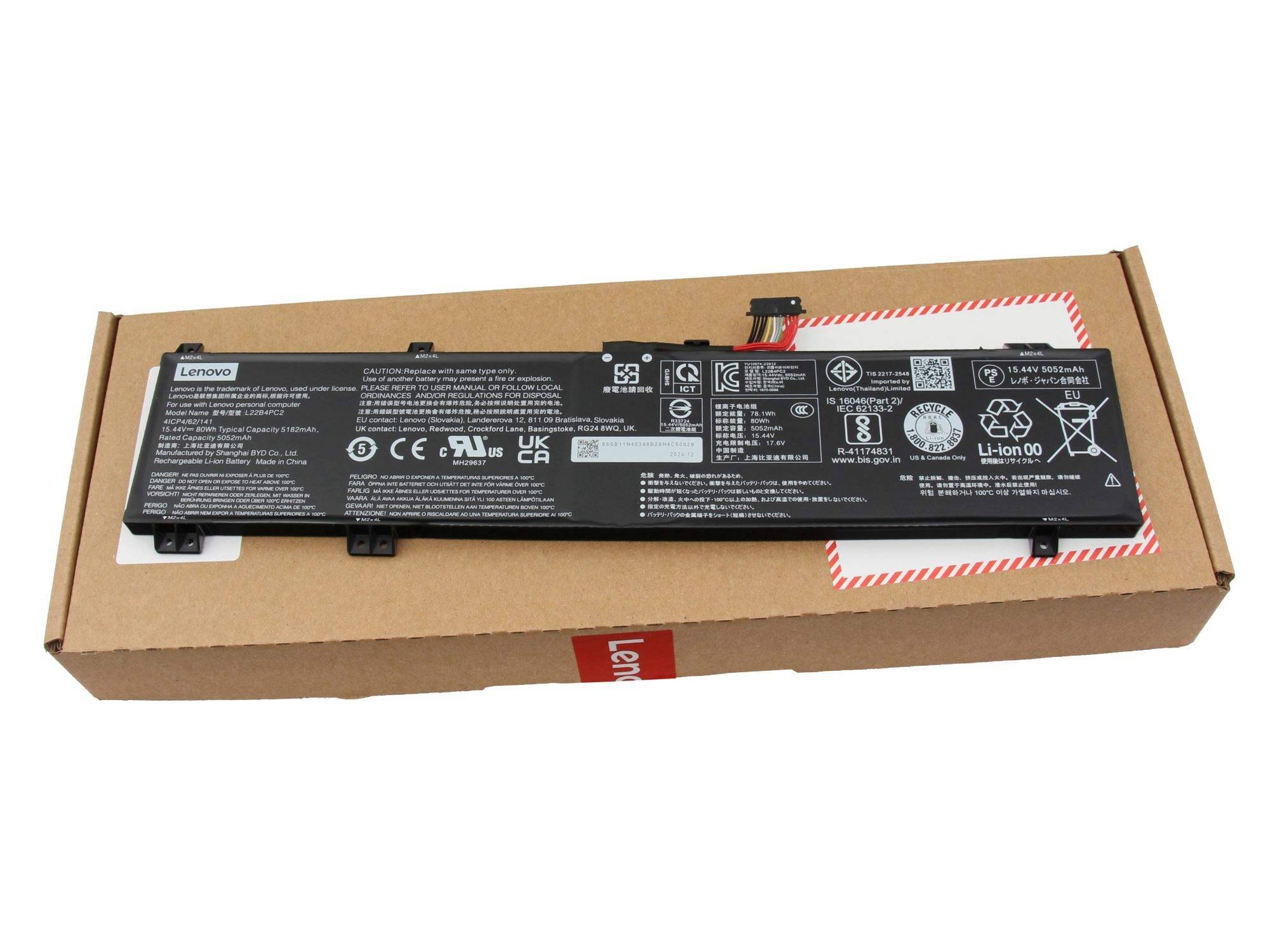 Lenovo-Laptop-Akkupack auf einem Karton-Versandkarton platziert