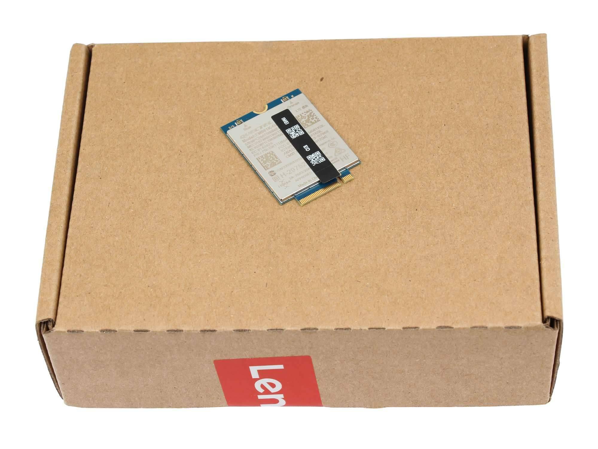 Geschlossene braune Kartonverpackung mit einem kleinen Produktetikett für Elektronik oben und einem roten „Lenovo