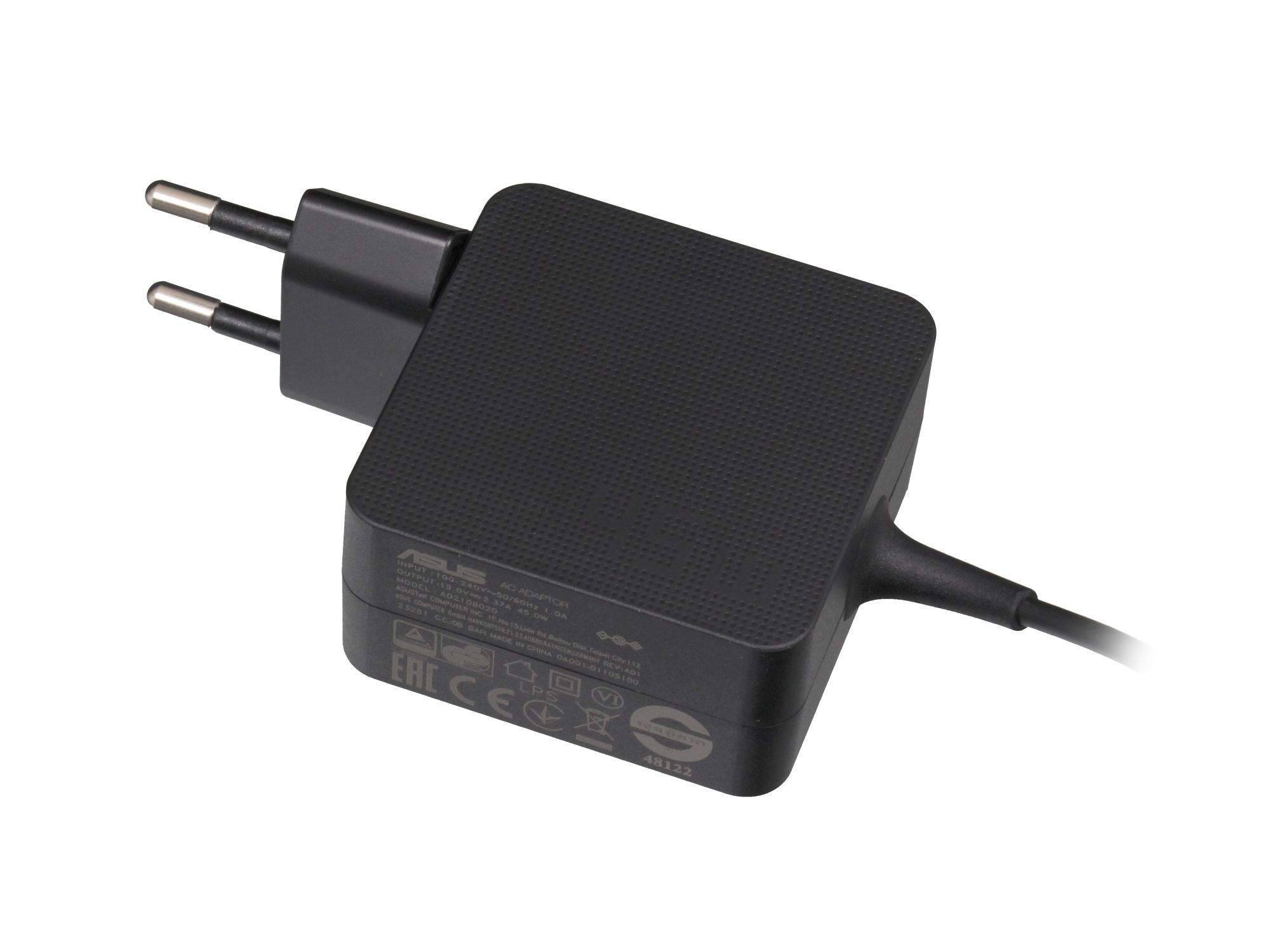 Schwarzer Laptop-Netzteil mit europäischem Zwei-Pol-Stecker und angebrachtem Kabel auf weißem Hintergrund.