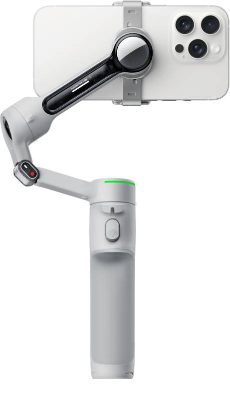 Weißes Smartphone, das auf einem tragbaren Gimbal-Stabilisator montiert ist, gezeigt in einer produktähnlichen Ansicht auf einfachem Hintergrund.