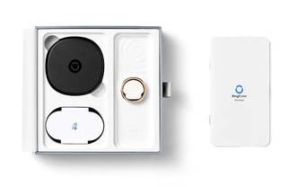 Öffnen Sie die Schachtel des intelligenten Smart-Home-Geräts mit einer runden schwarzen Kamera, einem ovalen weißen Sensor, einem Ring-Zubehörteil und einer weißen Türklingel-Einheit mit der Beschriftung 