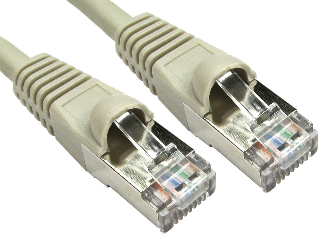 Zwei Ethernet-Netzwerkkabel mit RJ45-Steckern auf weißem Hintergrund.