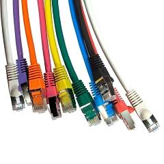 Farbcodierte Ethernet-Netzwerkkabel mit RJ45-Steckern diagonal auf weißem Hintergrund angeordnet.
