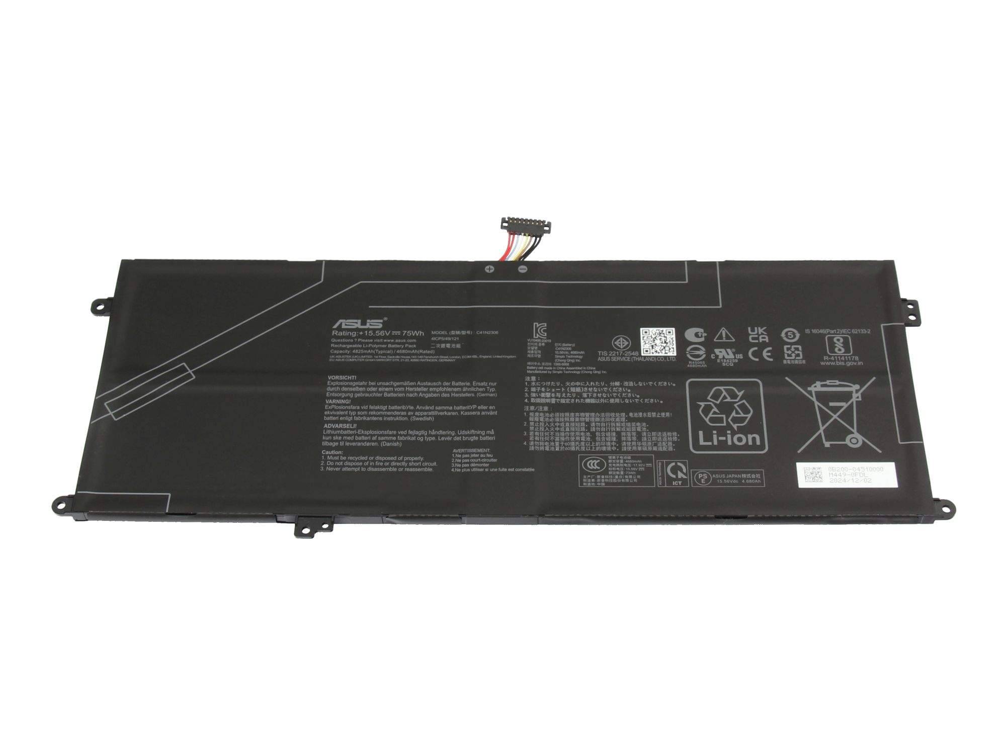 Schwarzes ASUS-Laptop-Akkupaket mit Verbindungskabel und gedruckten Spezifikationen auf weißem Hintergrund.