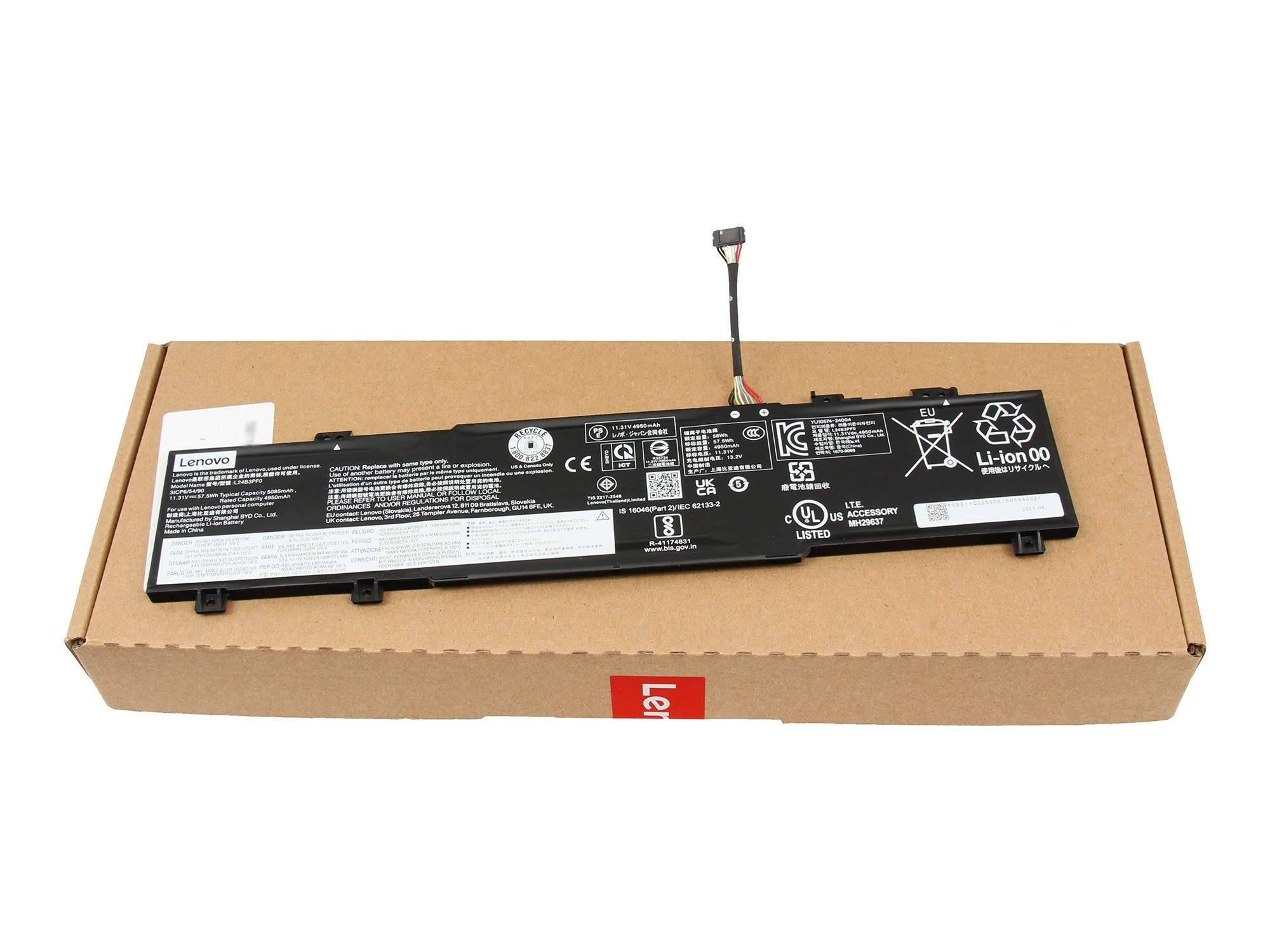 Ein Lenovo-Laptop-Akku liegt auf seiner Kartonverpackung und zeigt das Etikett sowie das angeschlossene Verbindungskabel.