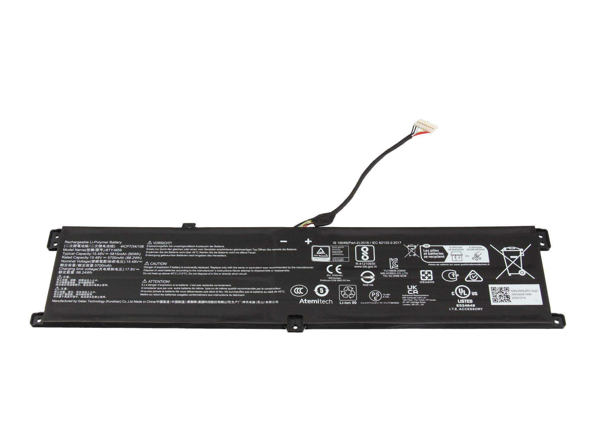 Schwarzes Laptop-Akku-Pack mit angebrachtem Stromstecker und gedruckten Sicherheitsetiketten, isoliert auf weißem Hintergrund dargestellt.