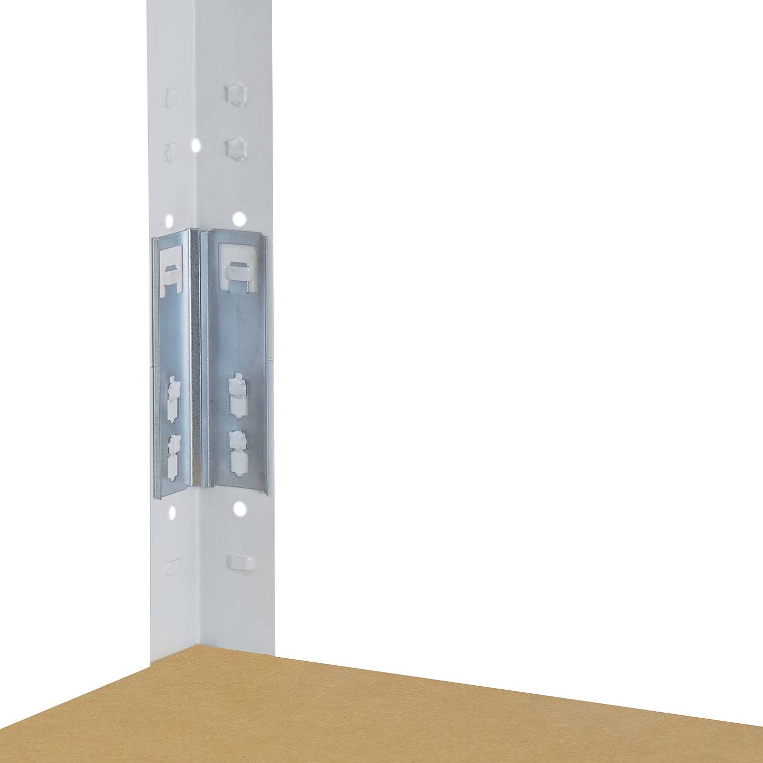 Nahaufnahme eines Metallverbinders, der einen vertikalen Balken an einer horizontalen Holzbasis befestigt, verwendet zur Strukturunterstützung.