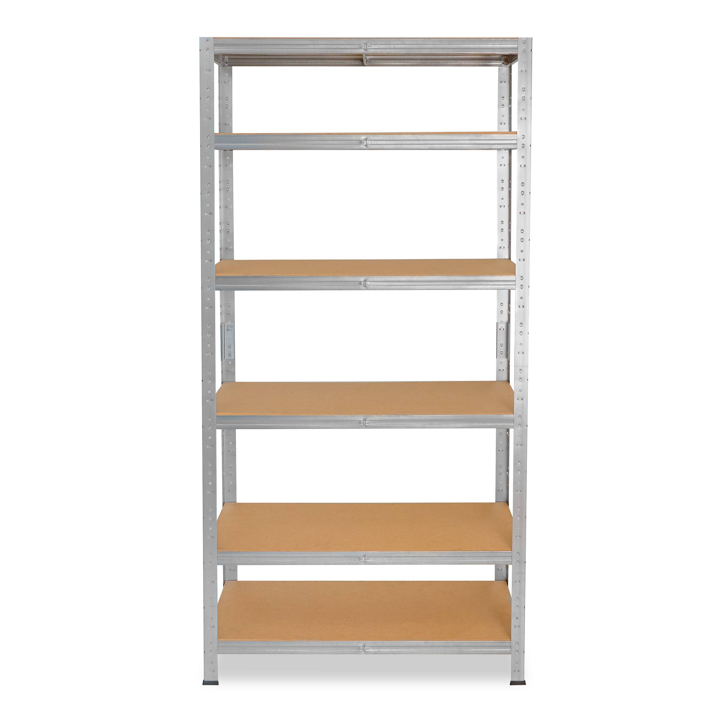 Hohes leeres Metallregal mit sechs Holzböden auf weißem Hintergrund.