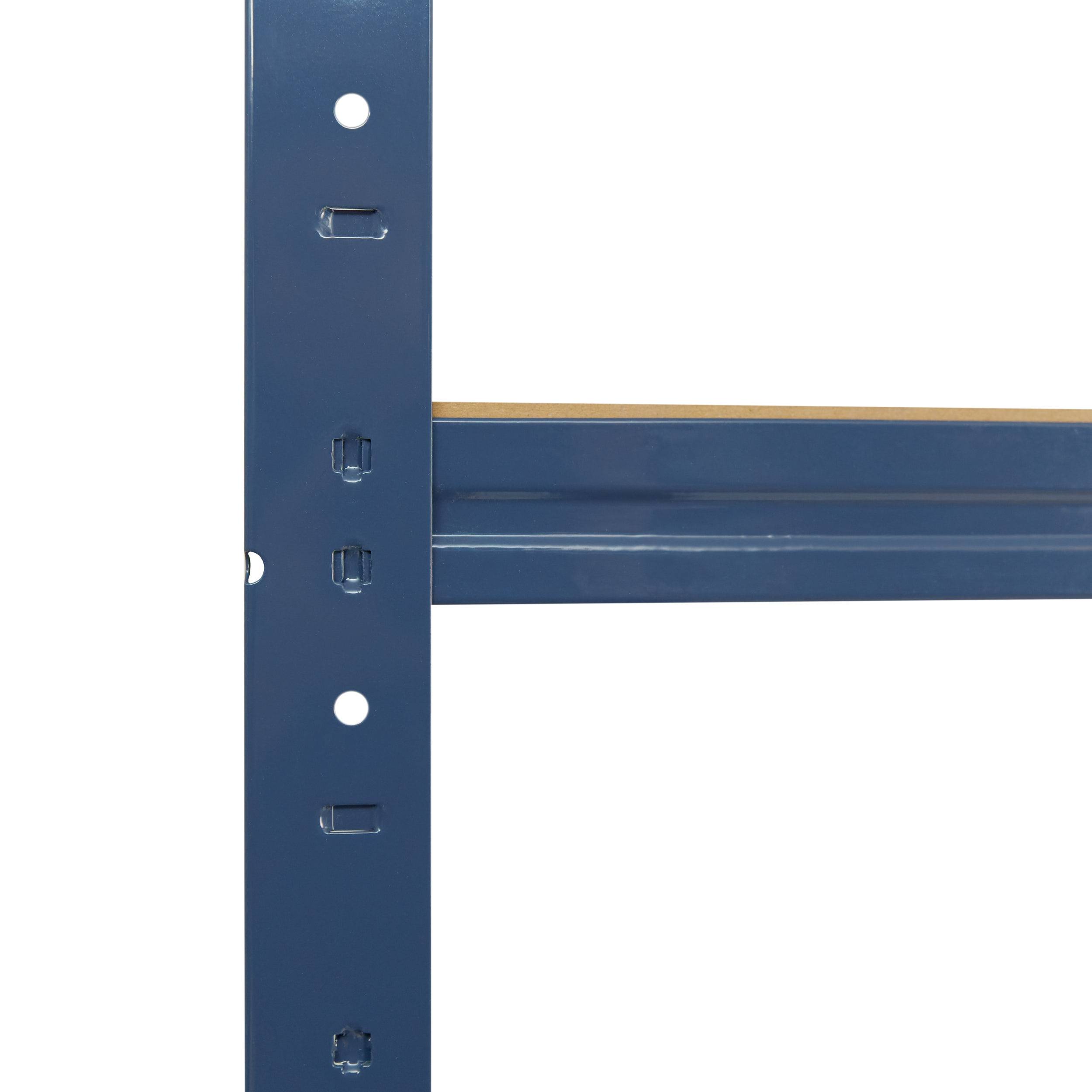 Blaues Stahlregal mit vertikalem Ständer und angebrachtem horizontalen Träger, vor einem einfachen weißen Hintergrund dargestellt.