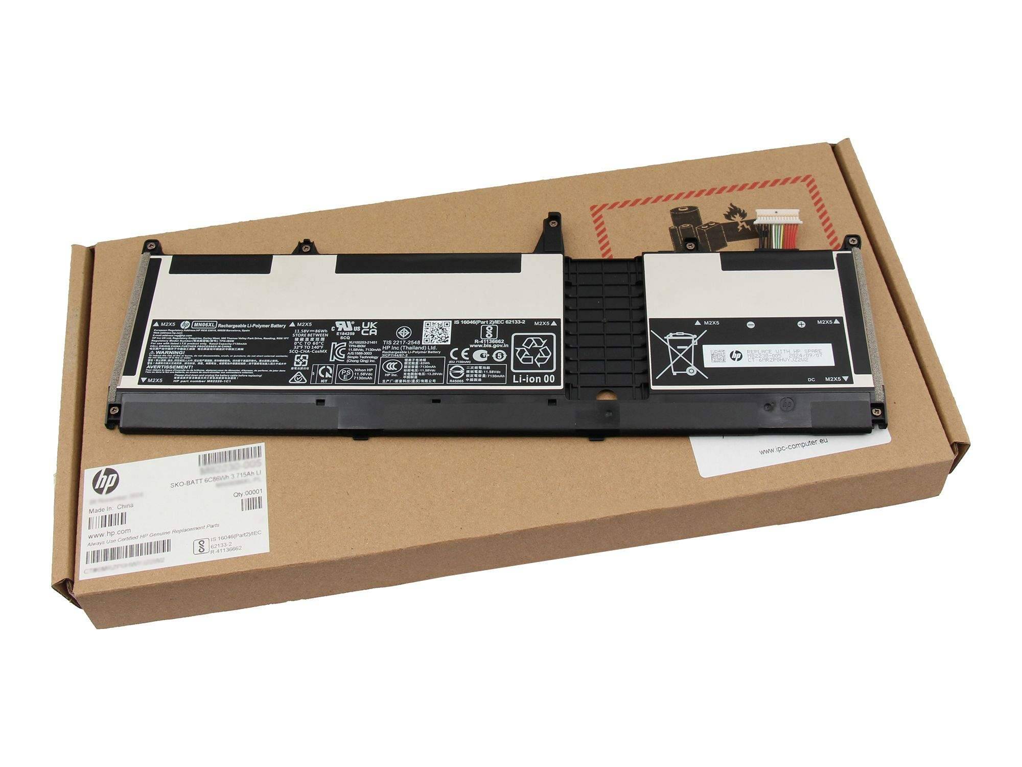 HP Laptop-Akku auf seiner Pappversandbox gezeigt, mit Etiketten und einem kleinen Stecker sichtbar.