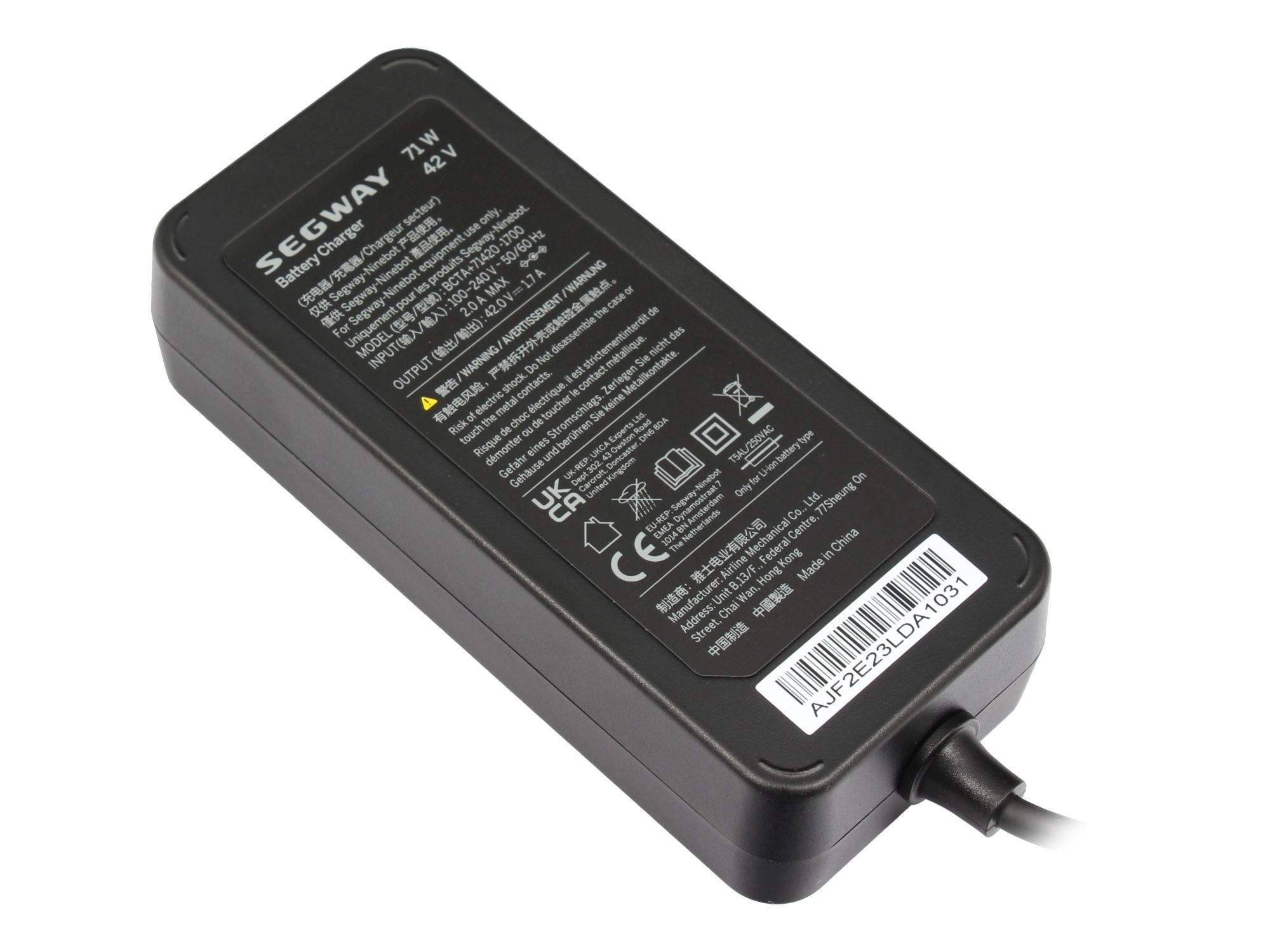 Schwarzer Segway 72W AC-Stromadapter mit angeschlossenem Kabel und Produktetikett auf weißem Hintergrund.