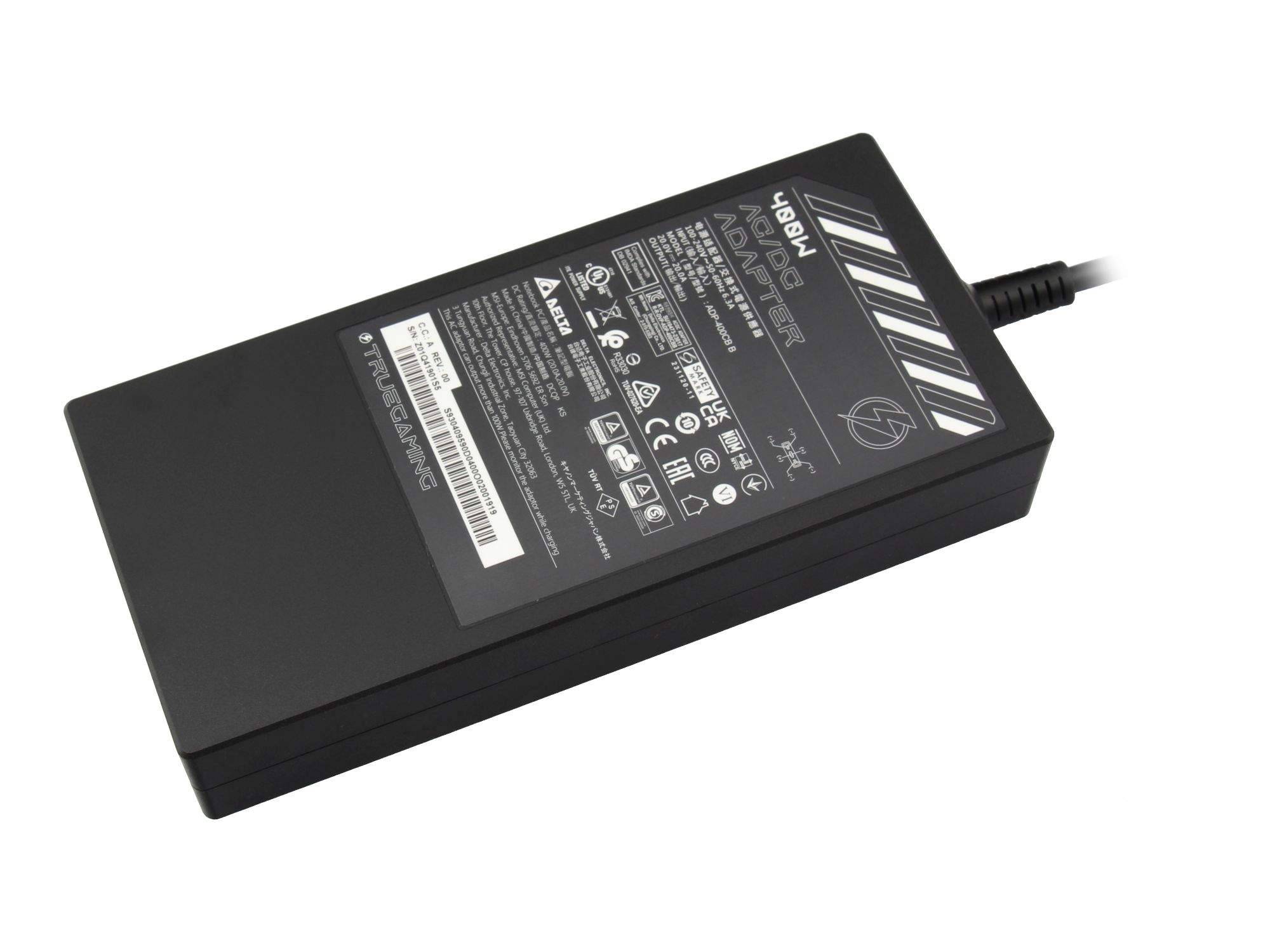 Schwarzer Laptop-Stromadapter mit angeschlossenem Kabel und gekennzeichneten Ausgangsangaben auf weißem Hintergrund.