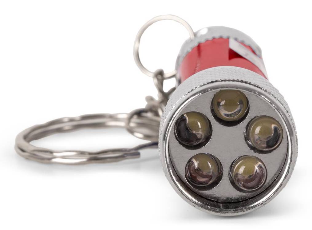 Nahaufnahme einer kleinen Schlüsselanhänger-Taschenlampe mit fünf LED-Leuchten und rotem Gehäuse, liegend auf weißem Hintergrund.