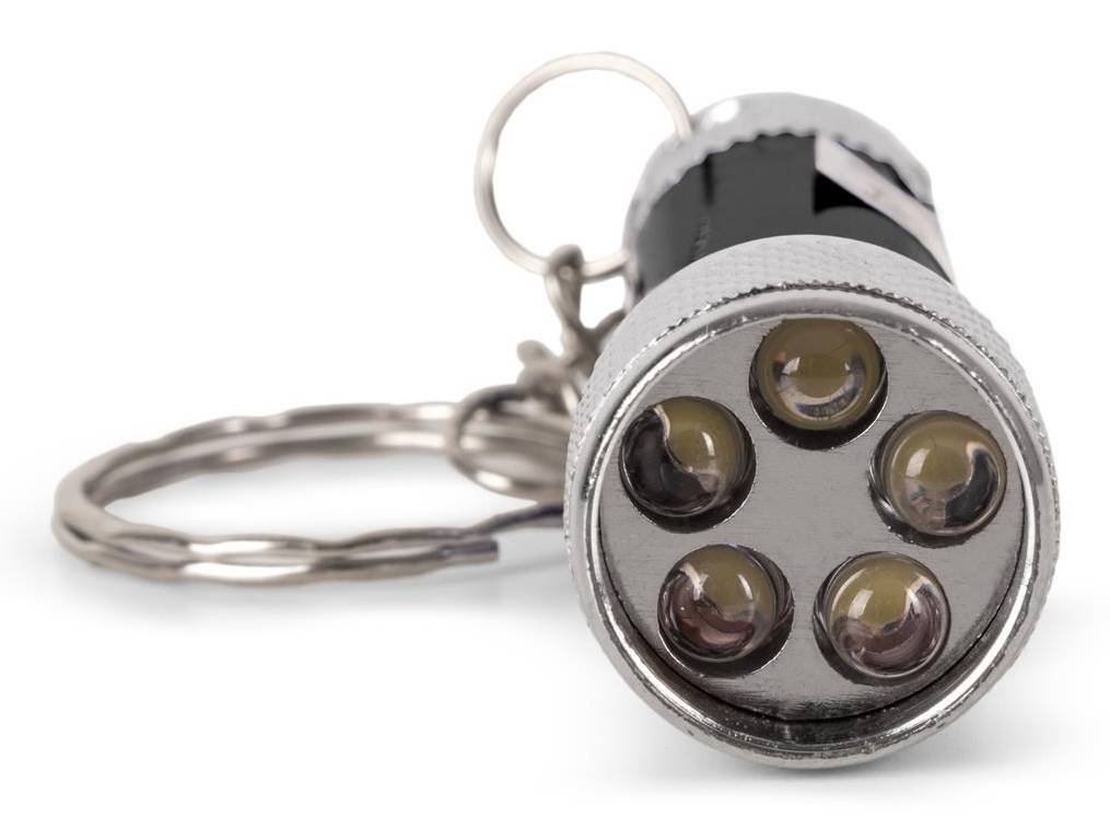 Silberner Taschenlampen-Schlüsselanhänger mit fünf LED-Birnen von vorne auf weißem Hintergrund betrachtet.