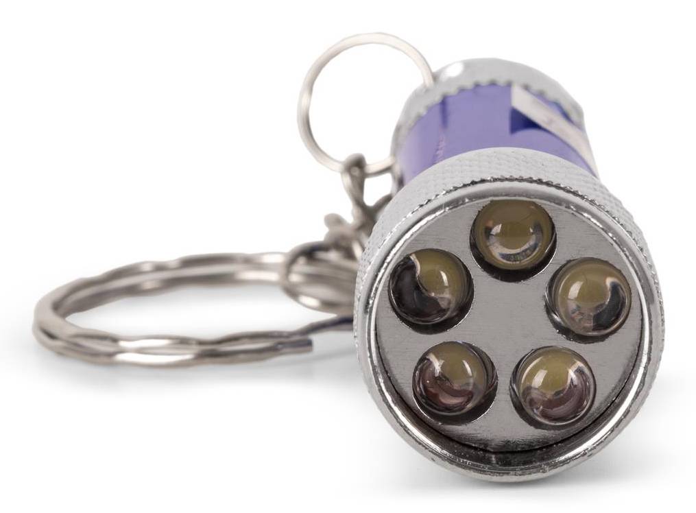 Nahaufnahme einer kleinen silbernen LED-Taschenlampe mit Schlüsselanhänger mit fünf Glühbirnen und angebrachtem Schlüsselring auf weißem Hintergrund.