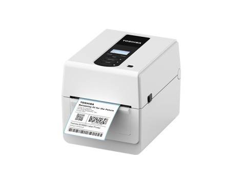 Weißer Toshiba-Desktop-Etikettendrucker, der ein Barcode-Versandetikett mit QR-Code aus dem vorderen Schlitz druckt.