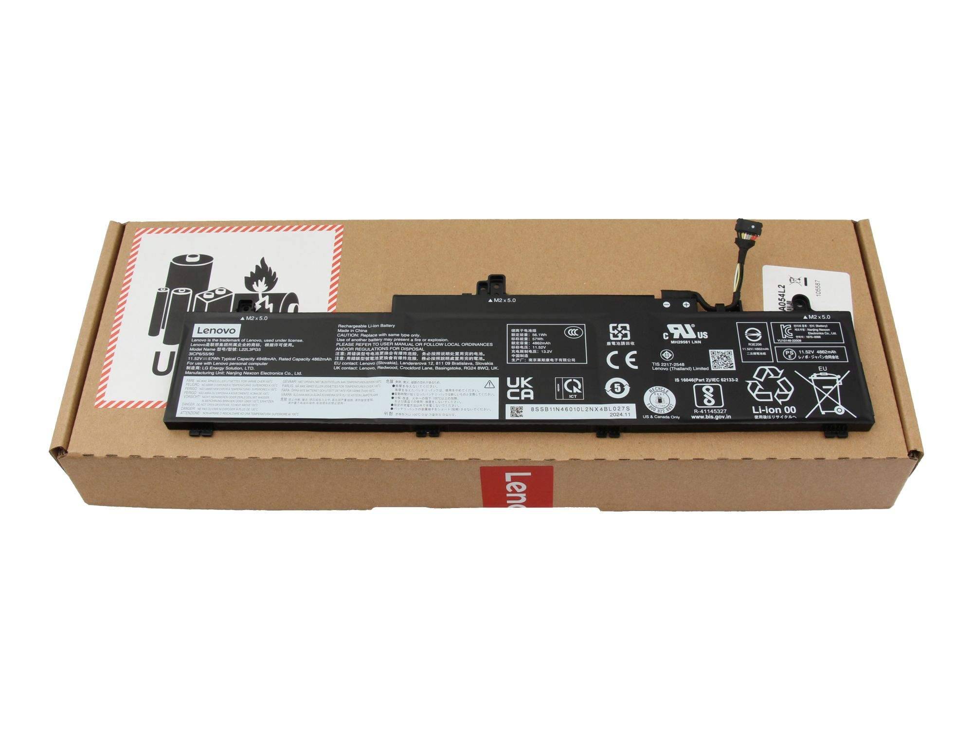 Lenovo-Laptop-Akku auf einem Kartonversandkarton liegend.