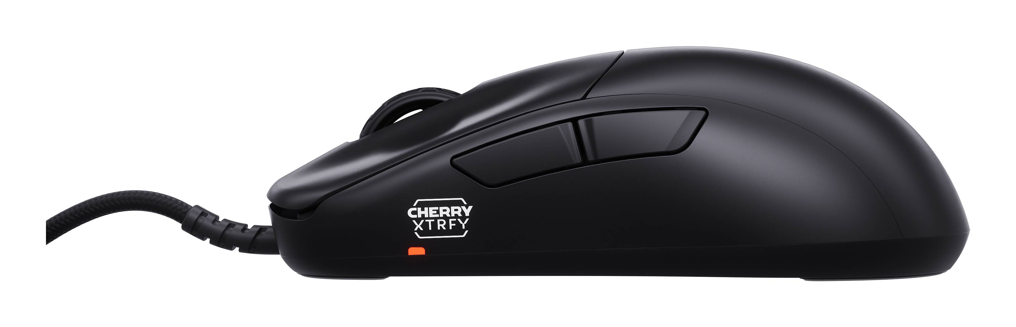 Schwarze CHERRY XTRFY kabelgebundene Computermaus in Seitenansicht mit angeschlossenem Kabel und zwei sichtbaren Seitentasten