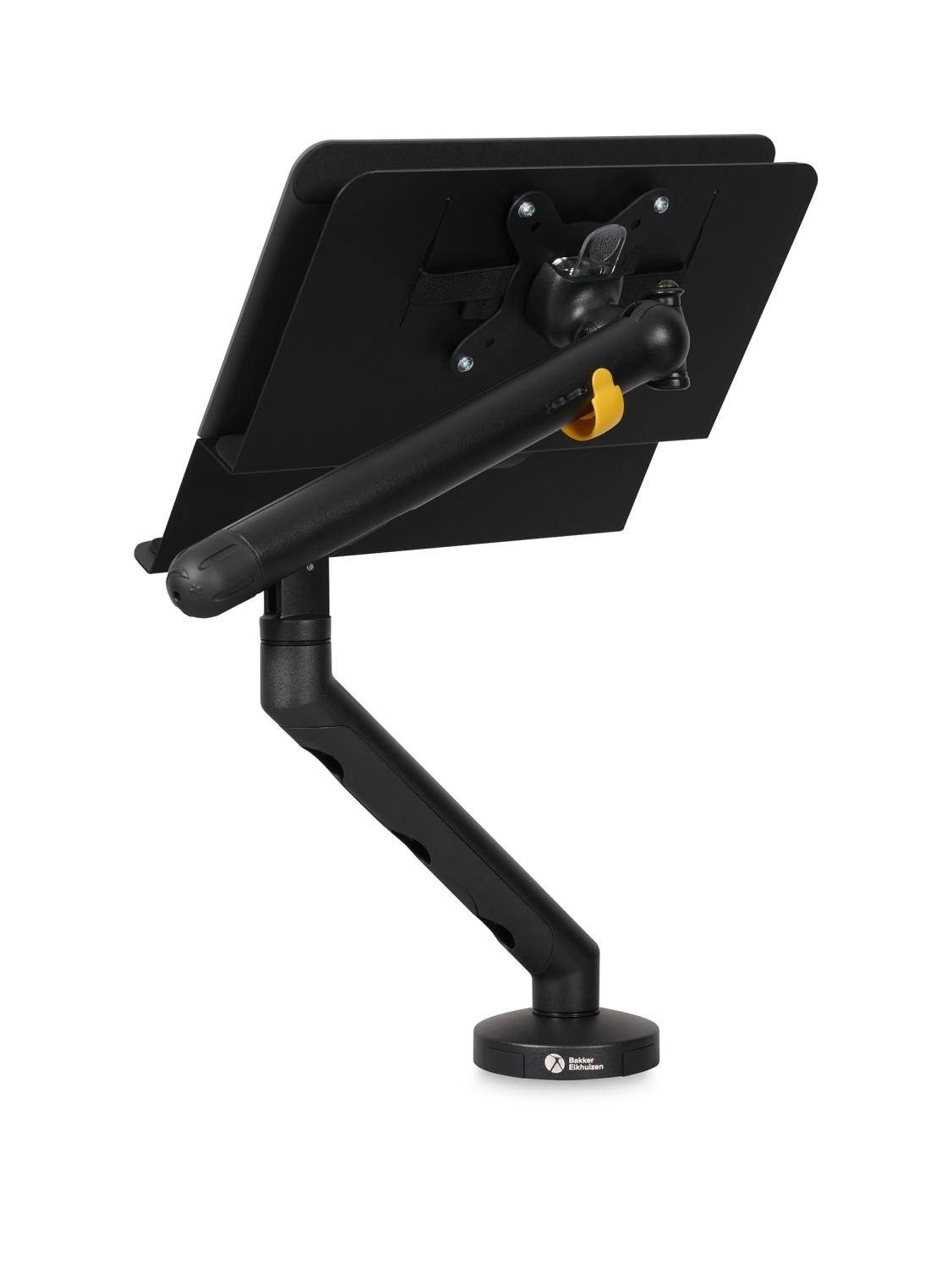 Schwarzer verstellbarer Monitor- oder Tablet-Halterarm auf rundem Schreibtischfuß, der einen Bildschirm in einem Winkel hält.