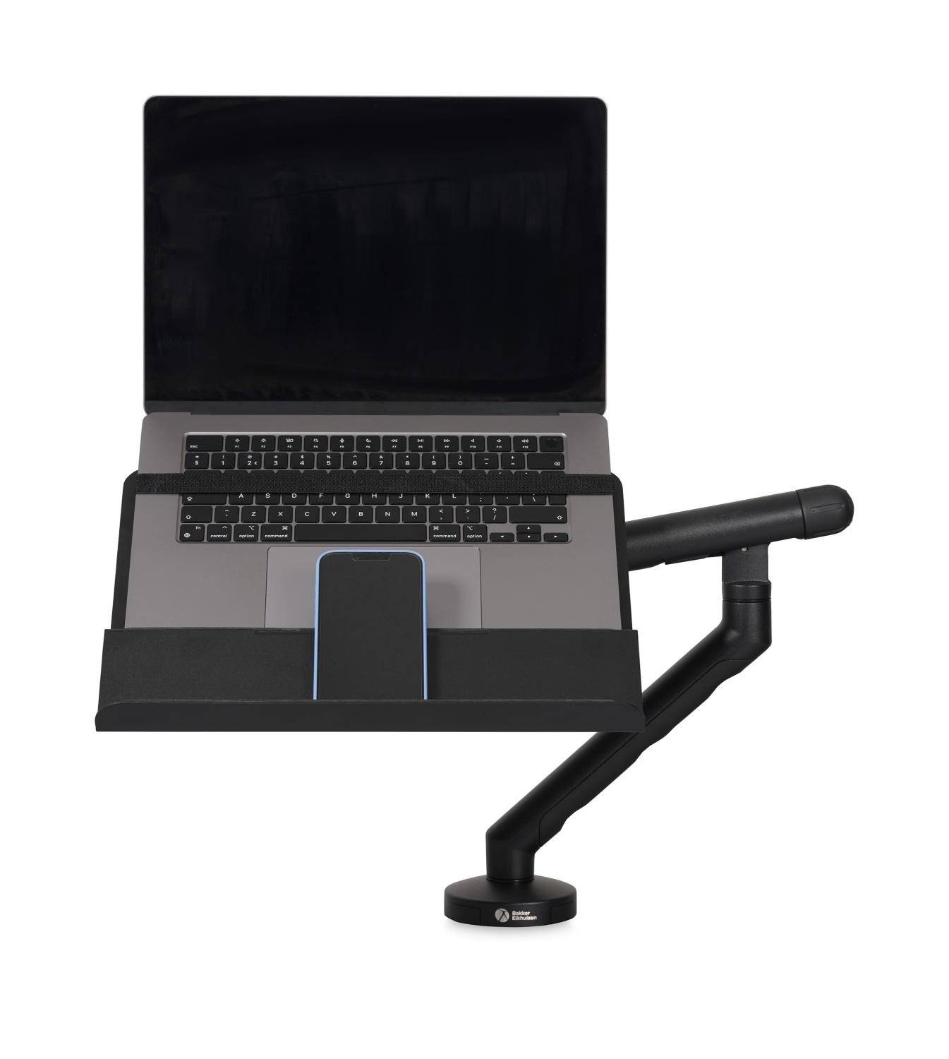 Laptop, das auf einem verstellbaren schwarzen Schreibtischarmständer mit geöffnetem Bildschirm und sichtbarer Tastatur montiert ist, freigestellt auf weißem Hintergrund