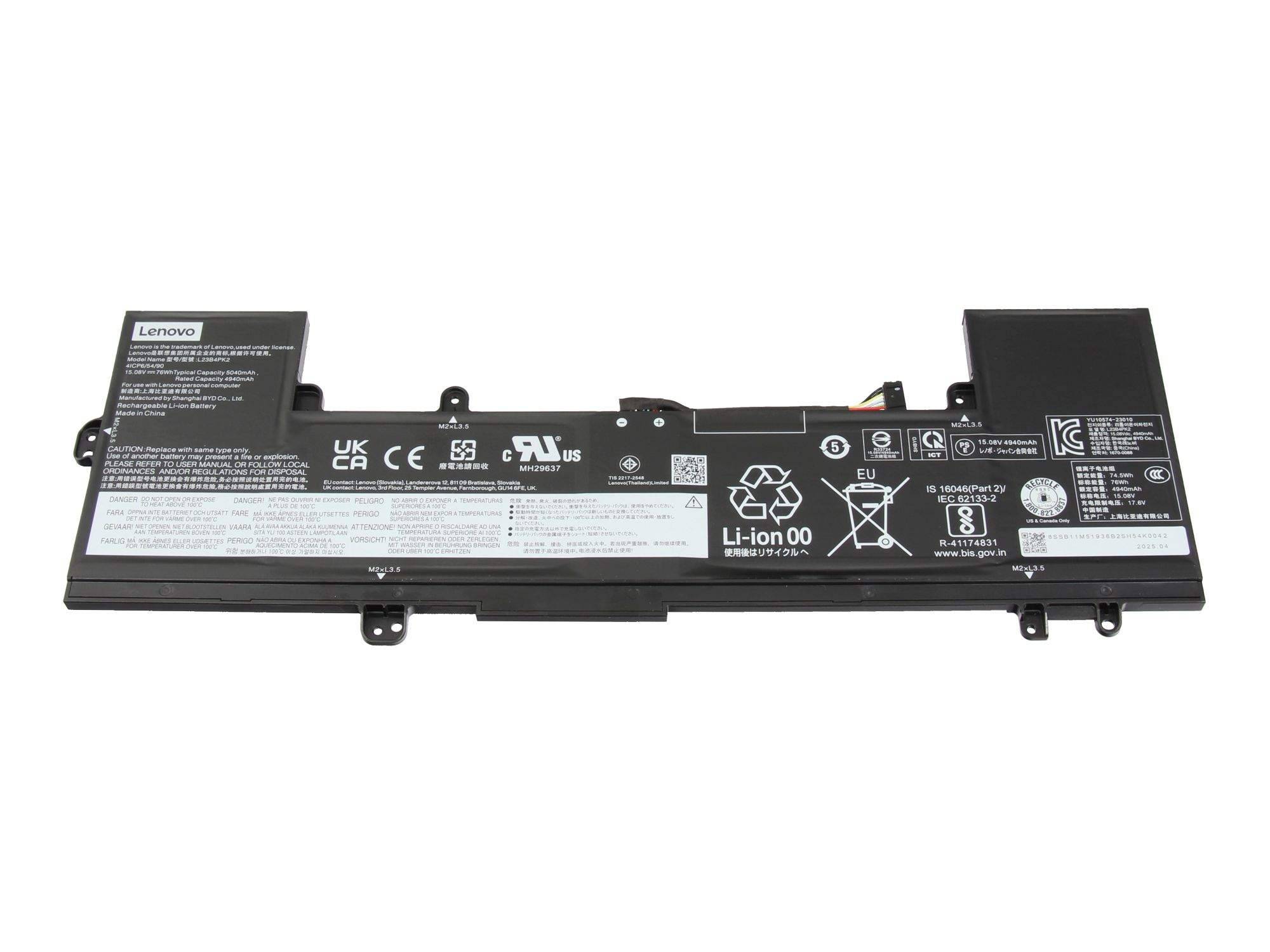 Schwarzer Lenovo-Laptop-Akku mit Kennzeichnungsetiketten und Li-Ionen-Recycling-Symbol, isoliert auf weißem Hintergrund dargestellt.