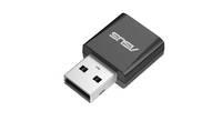 Nahaufnahme eines kleinen schwarzen ASUS USB-Adapters/Dongles mit einem silbernen USB-Stecker, isoliert auf weißem Hintergrund.