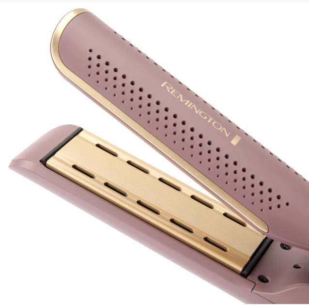Nahaufnahme eines rosa und goldenen Remington-Haarglätters mit perforierten Platten, geöffnet vor weißem Hintergrund dargestellt.