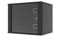 Schwarzer an der Wand montierter Server-Rack-Schrank mit massiver Vordertür und Seitenpaneelen, dargestellt in Dreiviertelsicht.