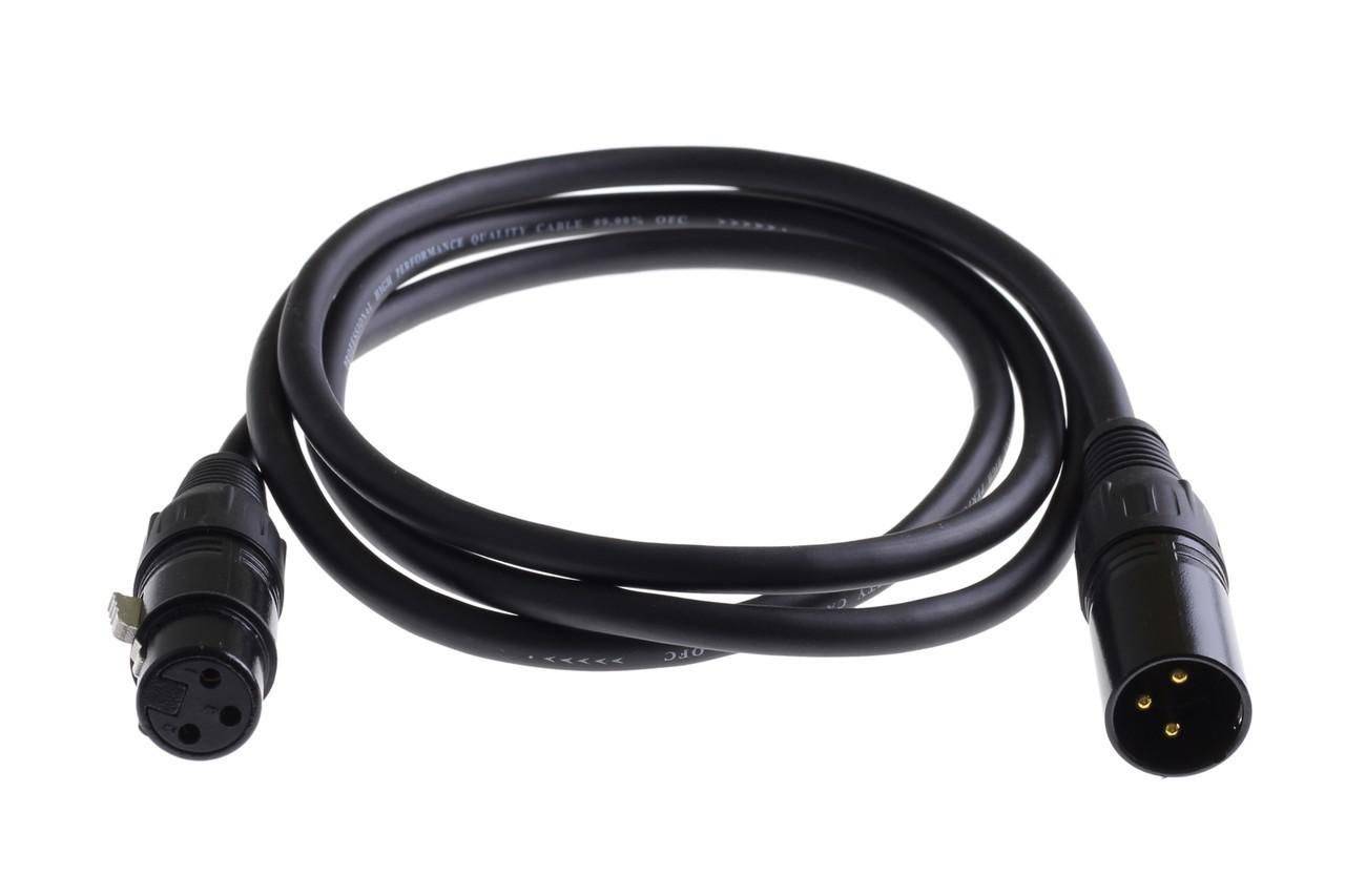 Schwarzes spiralförmiges Kabel mit kreisförmigen Steckverbindern an beiden Enden, einer weiblichen und einer männlichen Buchse, auf weißem Hintergrund dargestellt.