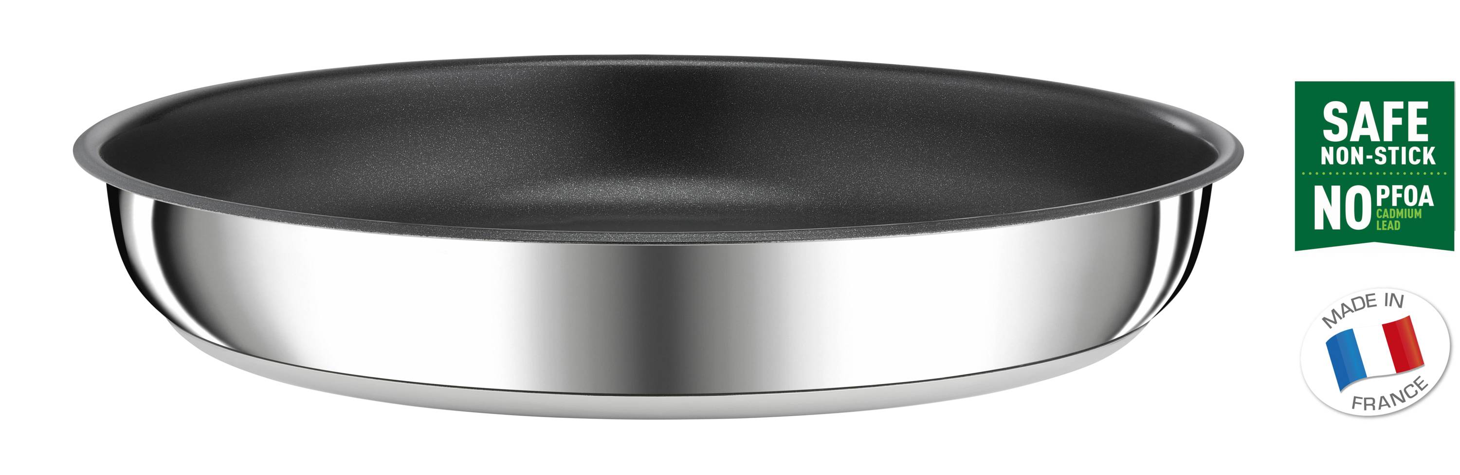Flache Antihaft-Bratpfanne mit schwarzem Innenbereich und Edelstahlaußenseite, gekennzeichnet mit "SAFE NON-STICK NO PFOA"" und ""Made in France"".