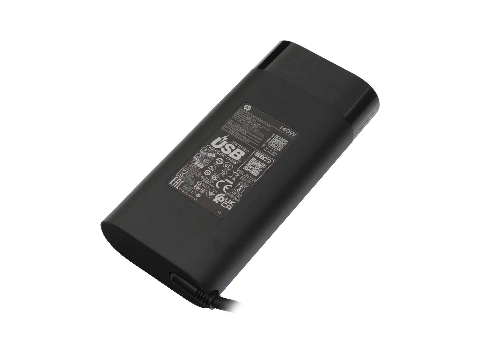 Schwarzer USB-C-Stromadapter oder Ladegerätblock mit angeschlossenem Kabel, gezeigt auf weißem Hintergrund.