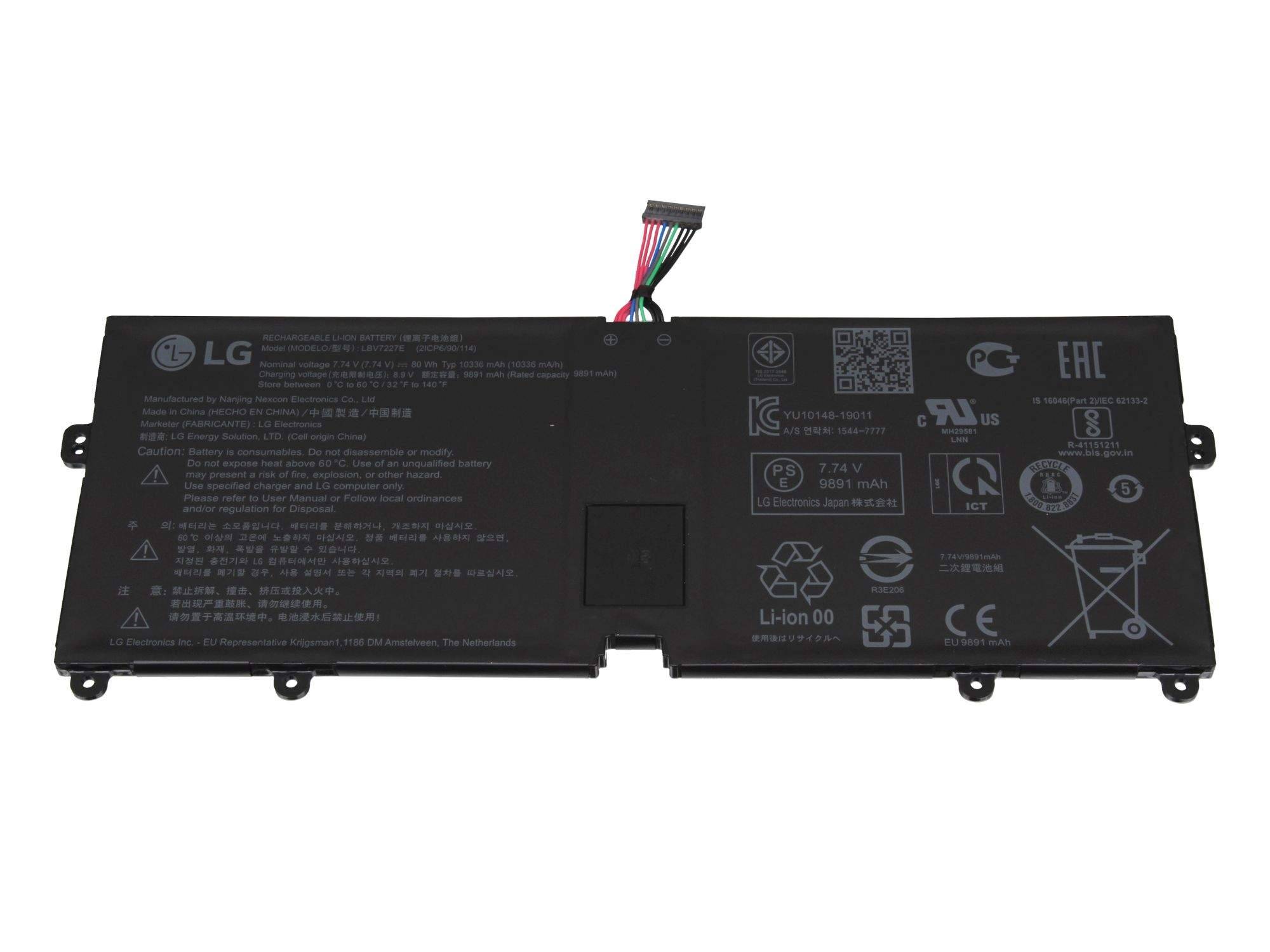 Schwarzes LG-Laptop-Akku-Pack mit Anschlussleitung und Zertifizierungsetiketten auf weißem Hintergrund.