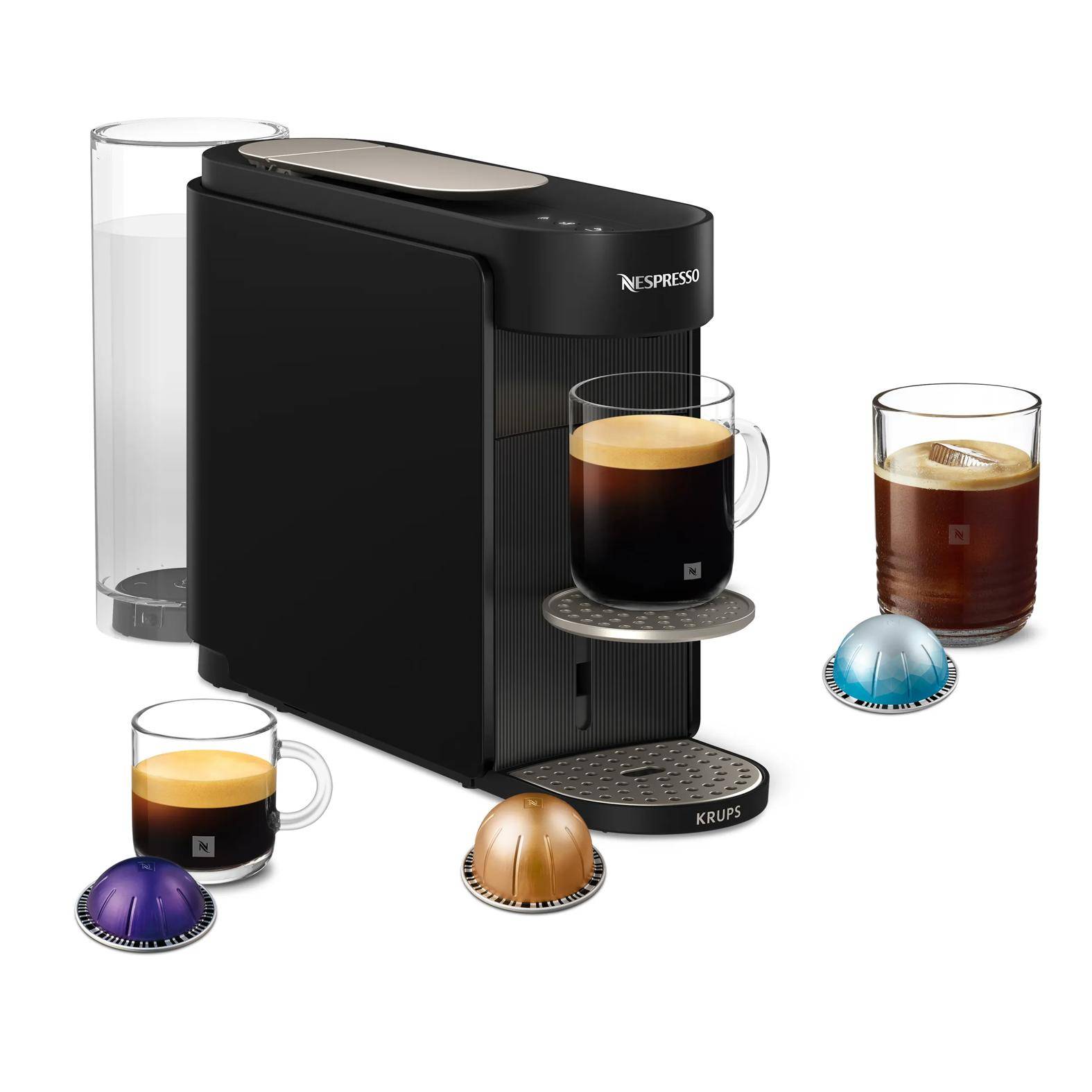 Schwarze Nespresso-Kaffeemaschine mit zwei Espressotassen und zwei Kaffeekapseln, gezeigt mit einem Wassertank und einem Glas Eiskaffee.