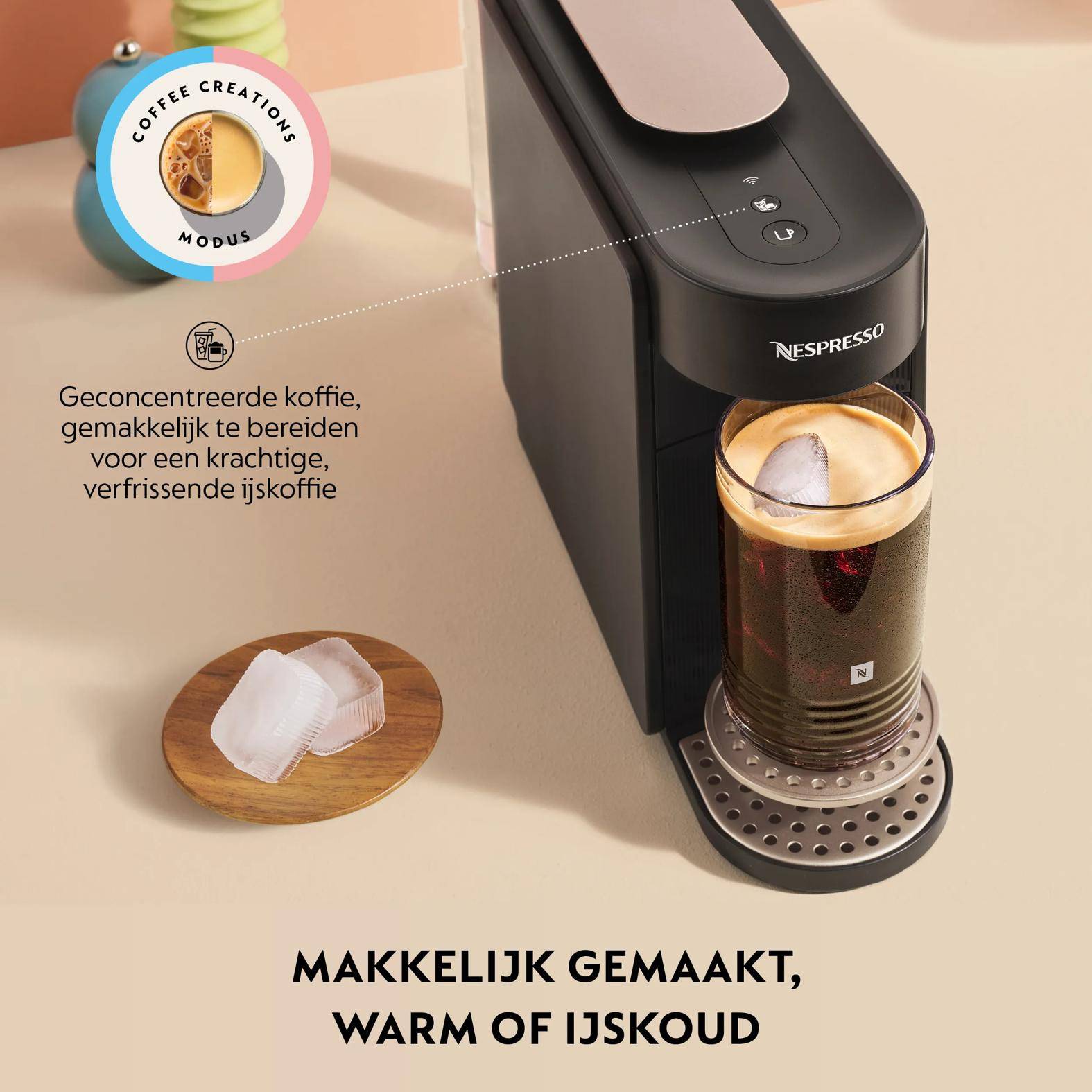 Nespresso-Kaffeemaschine, die einen Eiskaffee mit Eiswürfeln ausschenkt, daneben niederländischer Text, der konzentrierten Kaffee für einfache heiße oder eisgekühlte Zubereitung bewirbt.