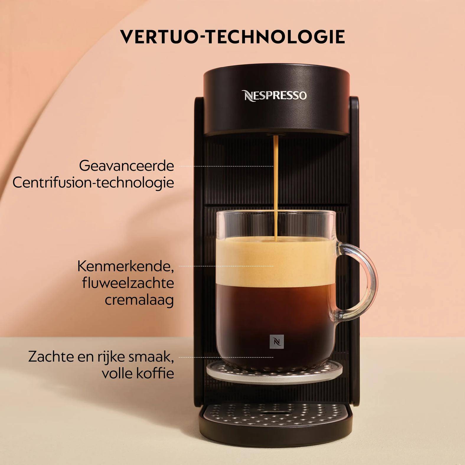 Nespresso Vertuo Kaffeemaschine gießt Kaffee in eine Glastasse, mit niederländischem Text, der die Zentrifugationstechnologie, cremigen Crema und reichhaltig glatten Geschmack hervorhebt.