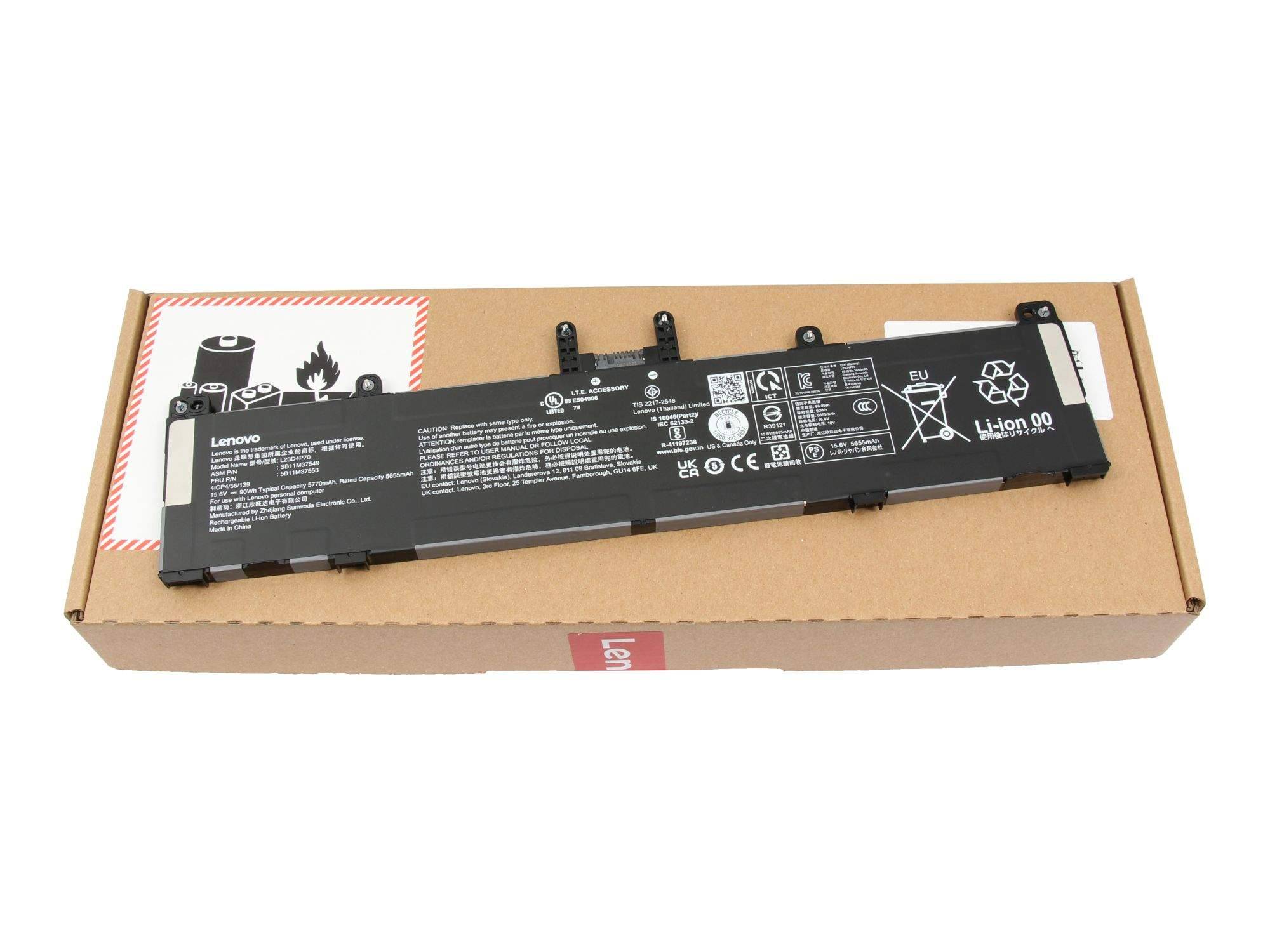 Schwarze Lenovo-Laptop-Batterie, die auf einem Kartonkarton ruht, mit sichtbaren Warn- und Recycling-Symbolen.