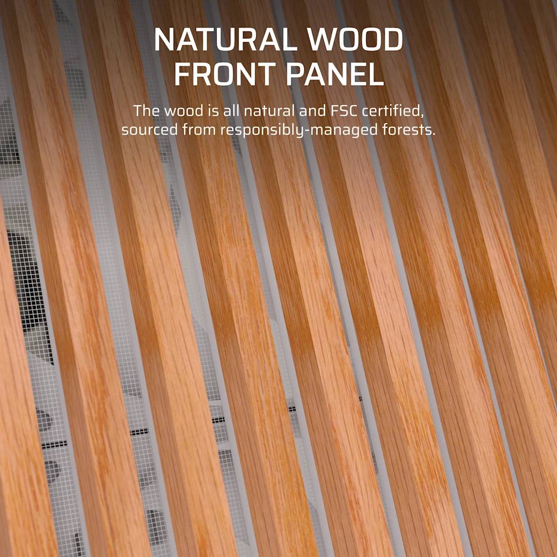 Holzfront-Panel mit diagonalen Lamellen und Text, das angibt, dass das Holz natürlich, FSC-zertifiziert und aus verantwortungsvoll bewirtschafteten Wäldern stammt.