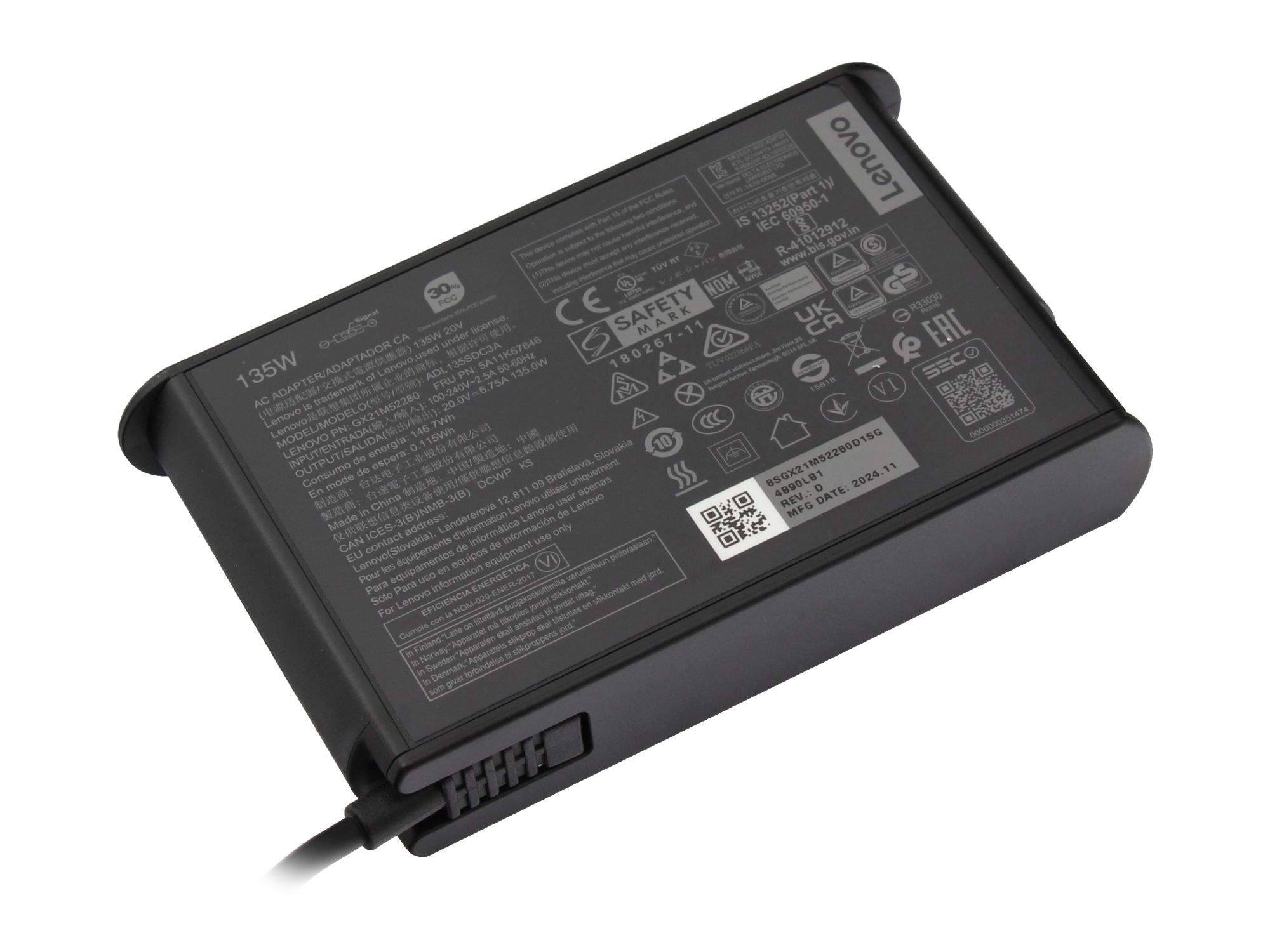 Schwarzer Lenovo-Laptop-Netzteil-Adapter mit angebrachtem Kabel und gedruckten Sicherheits-/Spezifikationsetiketten.