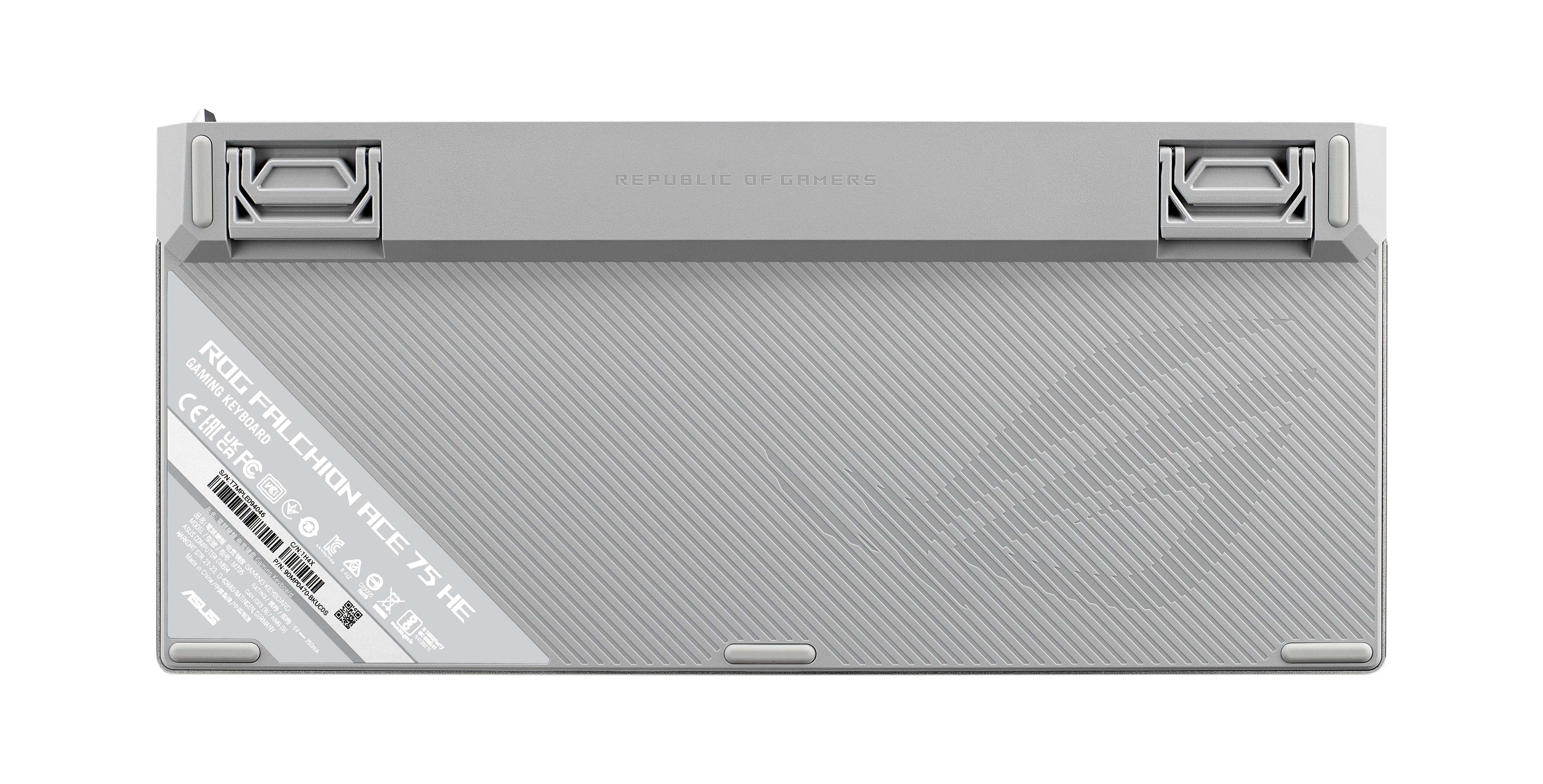 Silberner Laptop-Rückdeckel mit diagonal strukturierter Oberfläche, Lüftungsschlitzen an den Ecken und einem kleinen diagonalen Etikett auf der linken Seite.