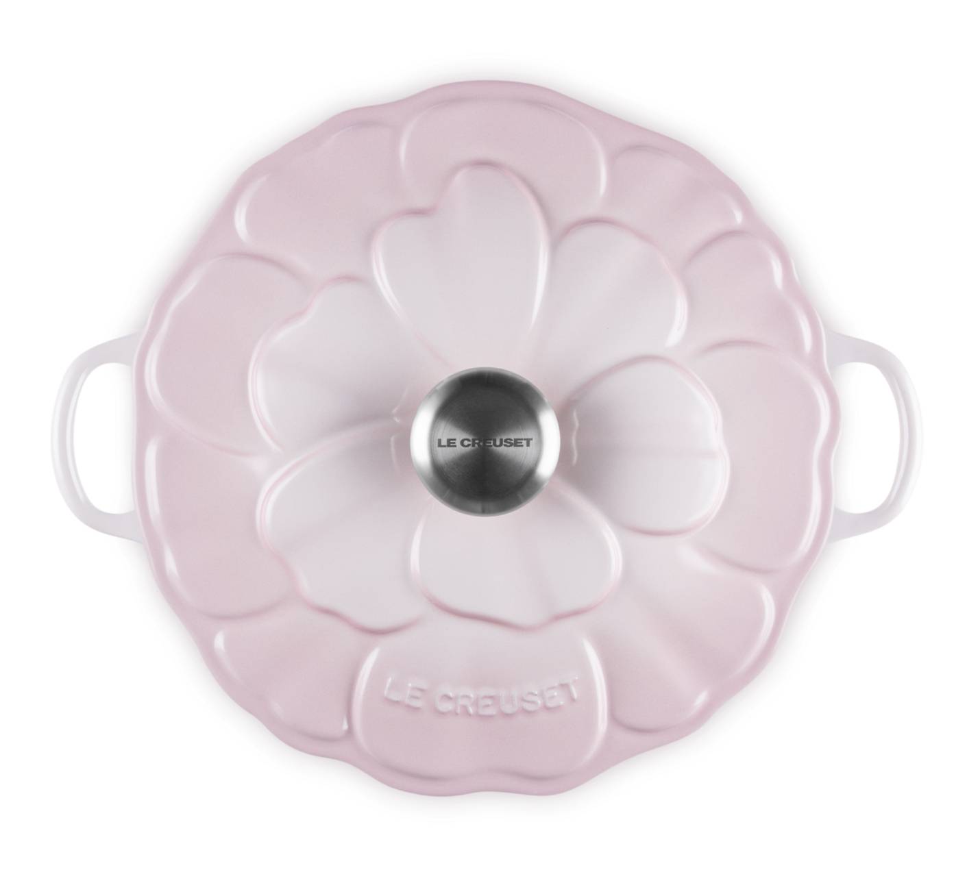 Runde rosa Le Creuset emaillierte Kasserolle mit blütenförmigem Deckel und seitlichen Griffen auf weißem Hintergrund