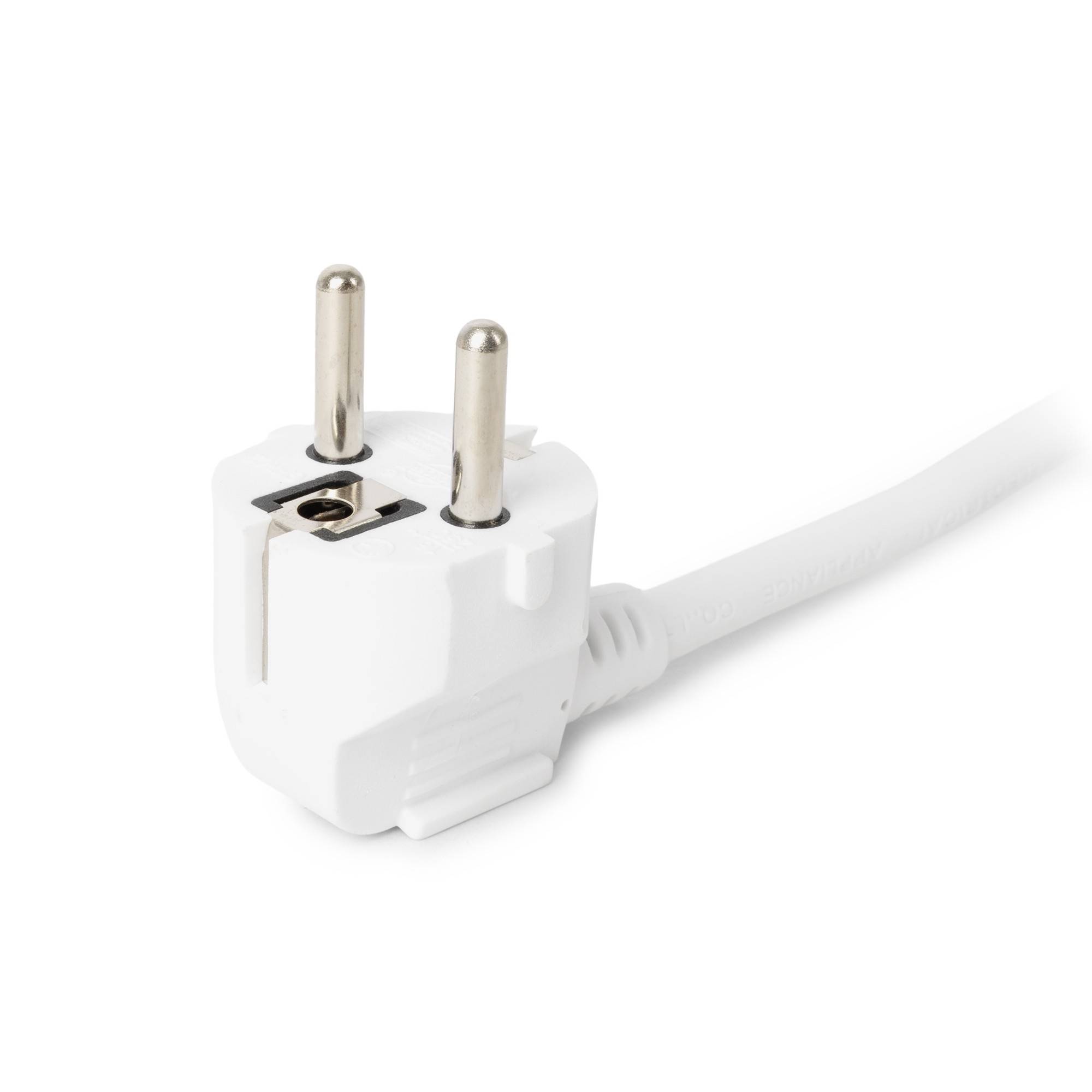 Weißer dreipoliger Stromstecker mit Kabel, vor einfachem Hintergrund dargestellt.