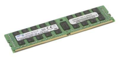 Ein grünes Computerspeicher-RAM-Modul mit mehreren schwarzen Chips auf weißem Hintergrund.