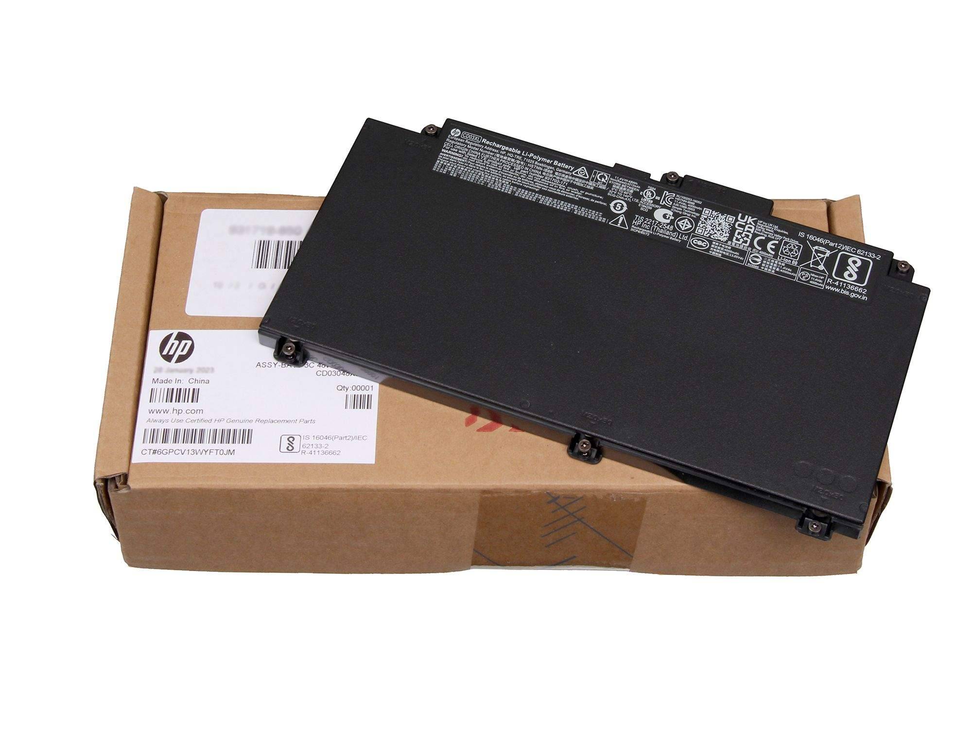 Schwarzes HP-Laptop-Akkupack ruht auf einem Kartonversandkarton mit einem Produktetikett.