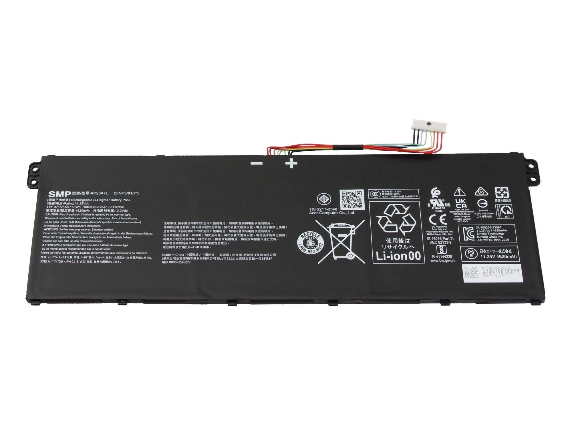 Schwarzes Laptop-Akkupack mit angebrachtem Stecker und gedruckten Sicherheitsetiketten auf weißem Hintergrund.