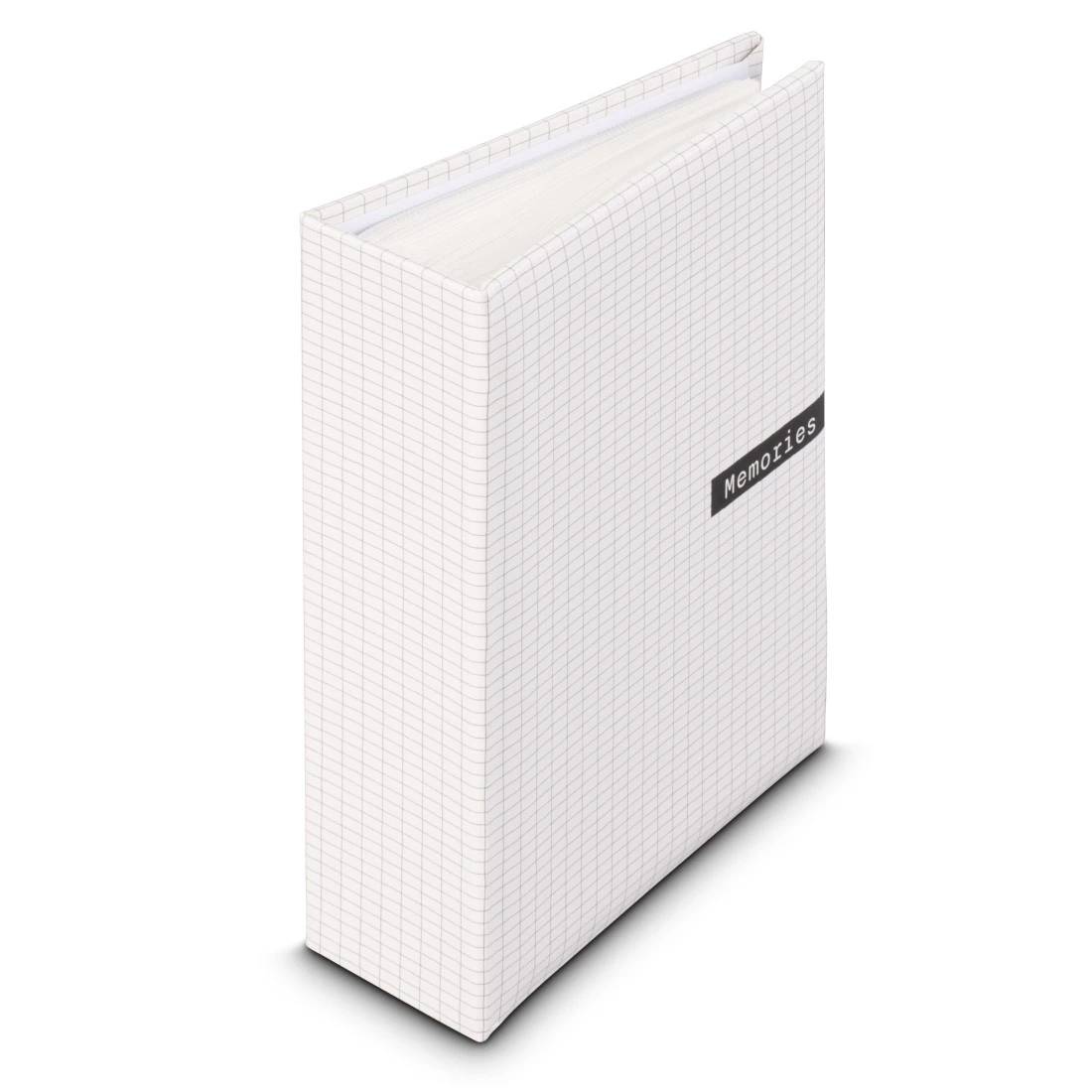 Ein weißes Notizbuch mit Gittermuster und Hardcover-Einband, aufrecht stehend, mit der Aufschrift "Memories"" auf dem Umschlag.