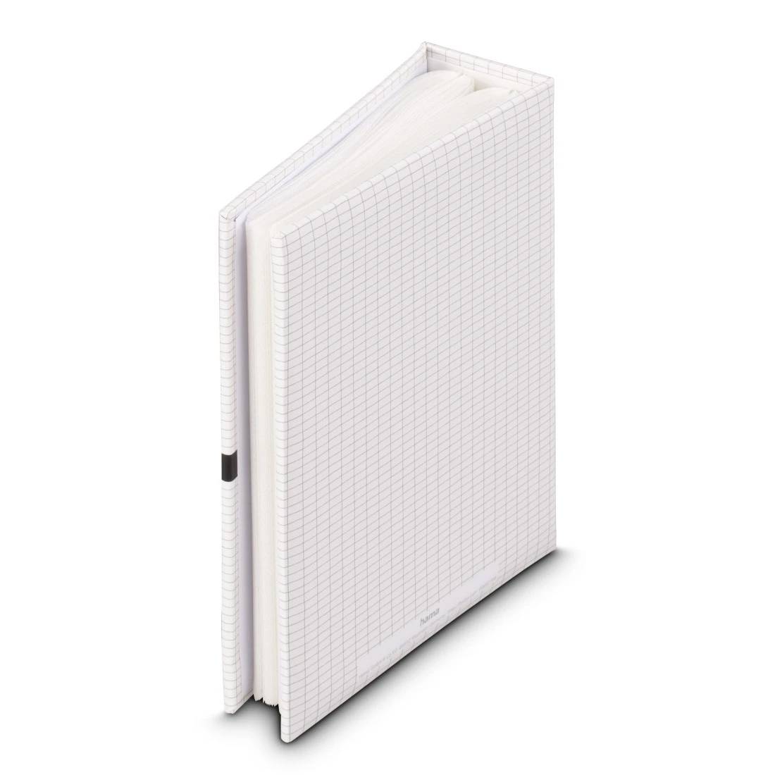 Notizbuch oder Tagebuch mit weißem Karomuster und Hardcover, aufrecht auf weißem Hintergrund stehend.