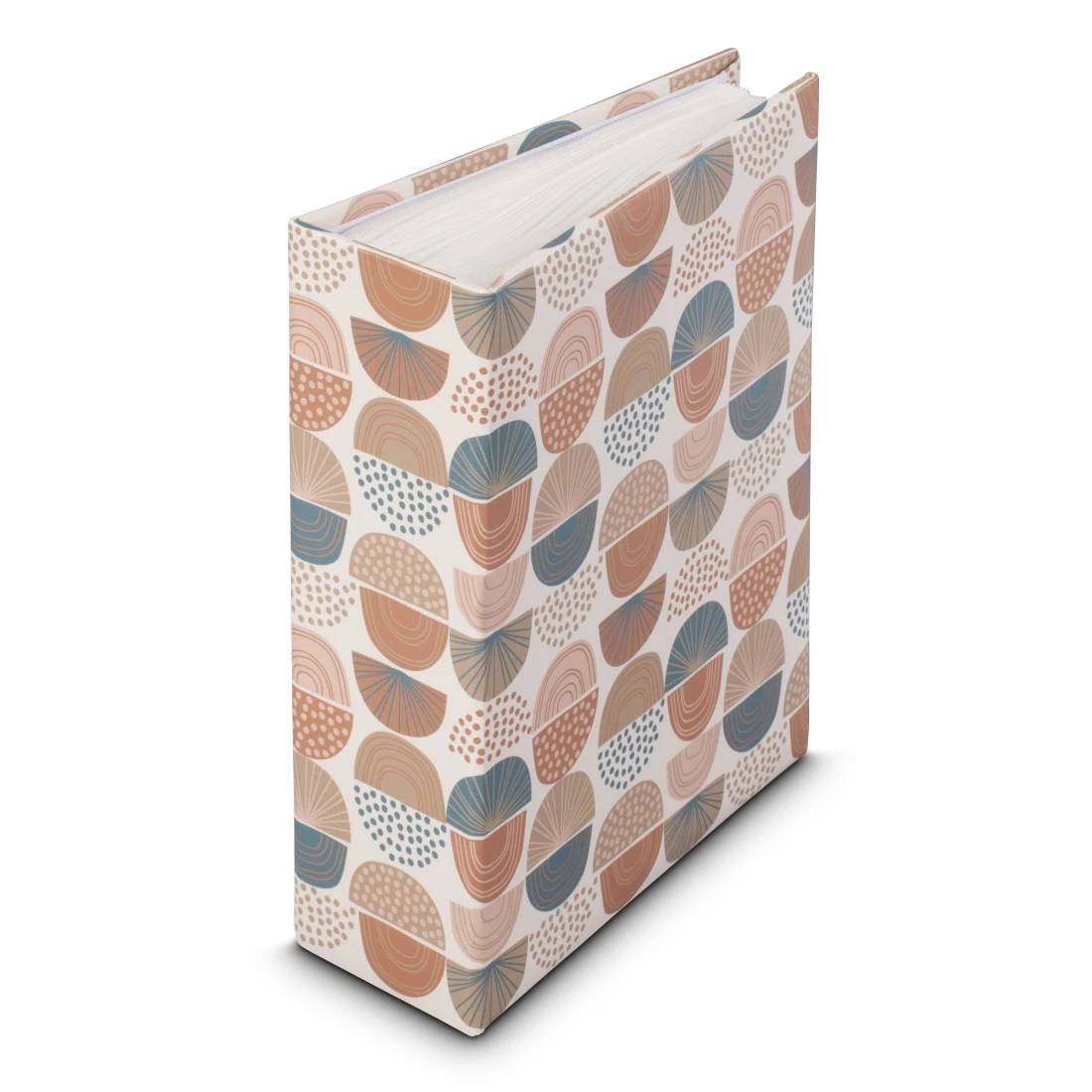Gebundenes Buch oder Journal mit Muster, das aufrecht steht, mit pastellfarbenem geometrischem Coverdesign.