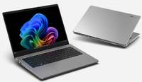 Zwei silberne Laptops, offen und geschlossen, auf weißem Hintergrund gezeigt, wobei der offene ein farbenfrohes abstraktes Hintergrundbild anzeigt.