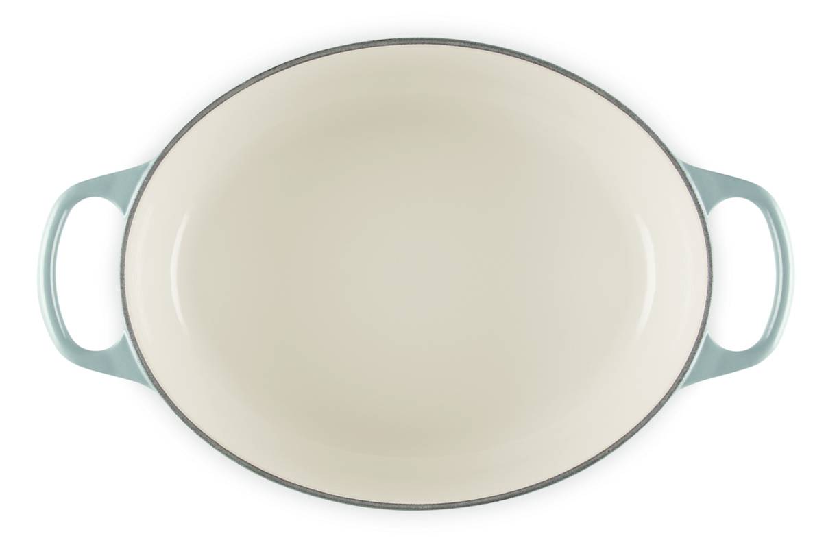 Ovale cremefarbene Backform mit hellblauen Griffen auf beiden Seiten, von oben auf weißem Hintergrund abgebildet.